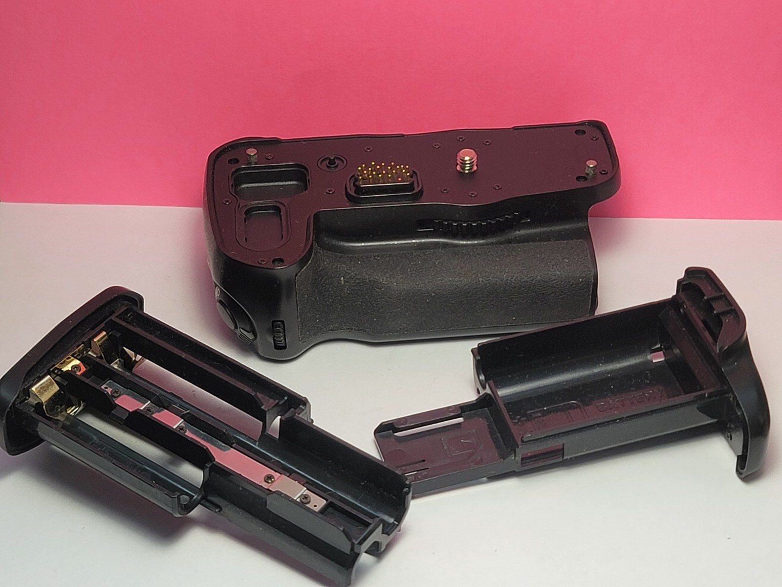 Pentax Battery Hand Grip for K-5 K-7 Digital SLR with 2 trays for D-LI9 & 6x AA