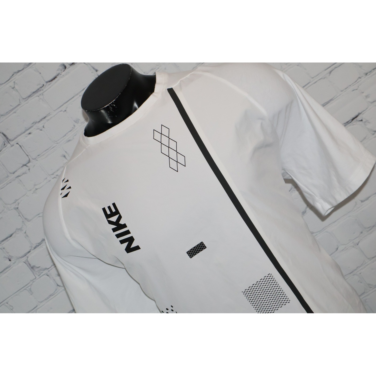 Nike T-Shirt Mens XL White Graphic Dri-Fit Polyester Spandex Performance Tee ** gallery