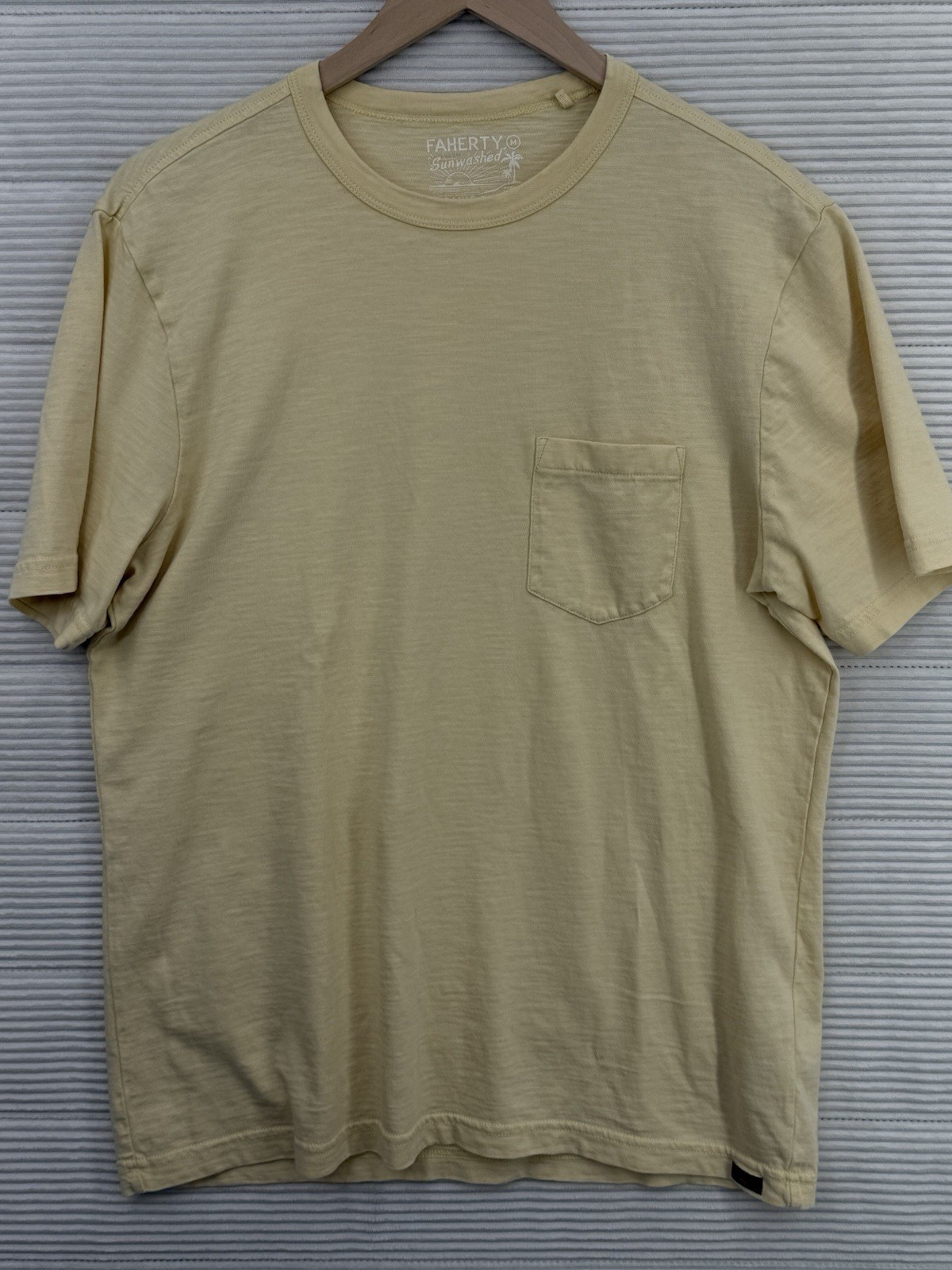 Faherty Men’s Sunwashed Organic Cotton Pocket T Shirt Pale Yellow Size M gallery