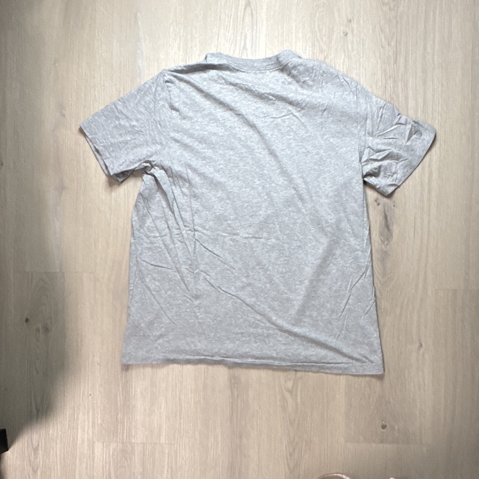 Nike Men's The Nike Tee Gray Solid Logo T-Shirt Crew Neck Short Sleeve Size L gallery