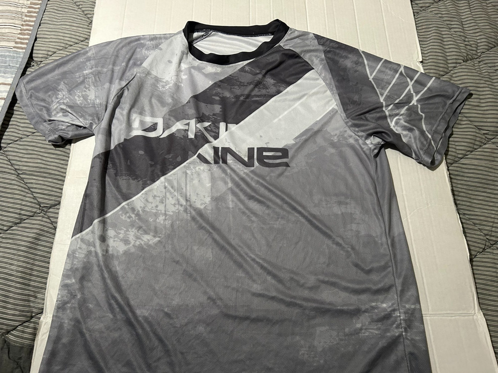 DAKINE XL ATHLETIC LIGHT WEIGHT SHORT SLEEVE SHIRT…SEE DESCRIPTION/CONDITION