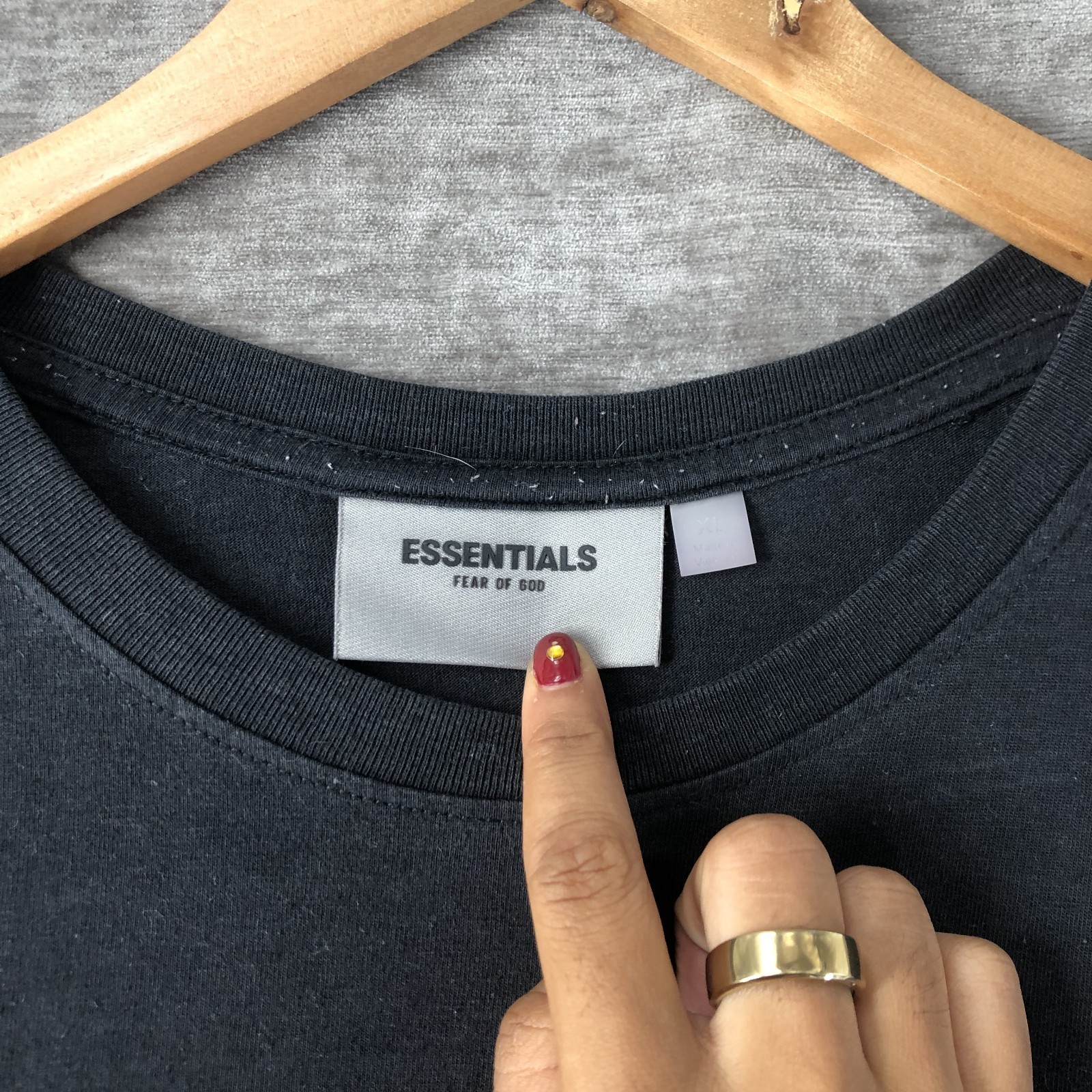 Essentials Fear of God Men's Graphic T-Shirt Spellout Logo Black S/S Size XL gallery