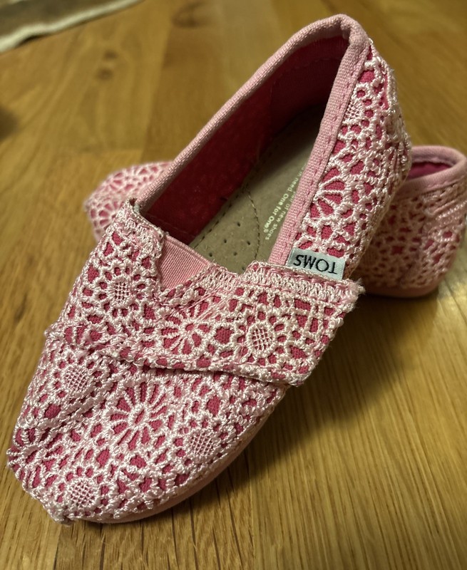 Tom’s Little Girls Pink Slip-On Shoes Size T8 Classic Crochet EUC