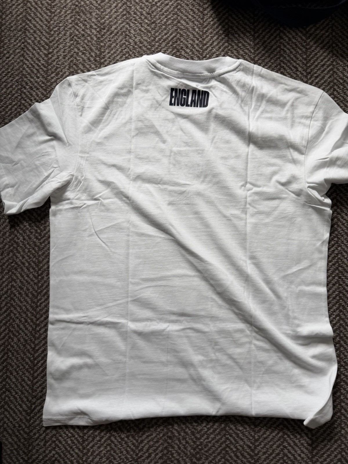 England Official Football Merchandise T-shirt Medium gallery