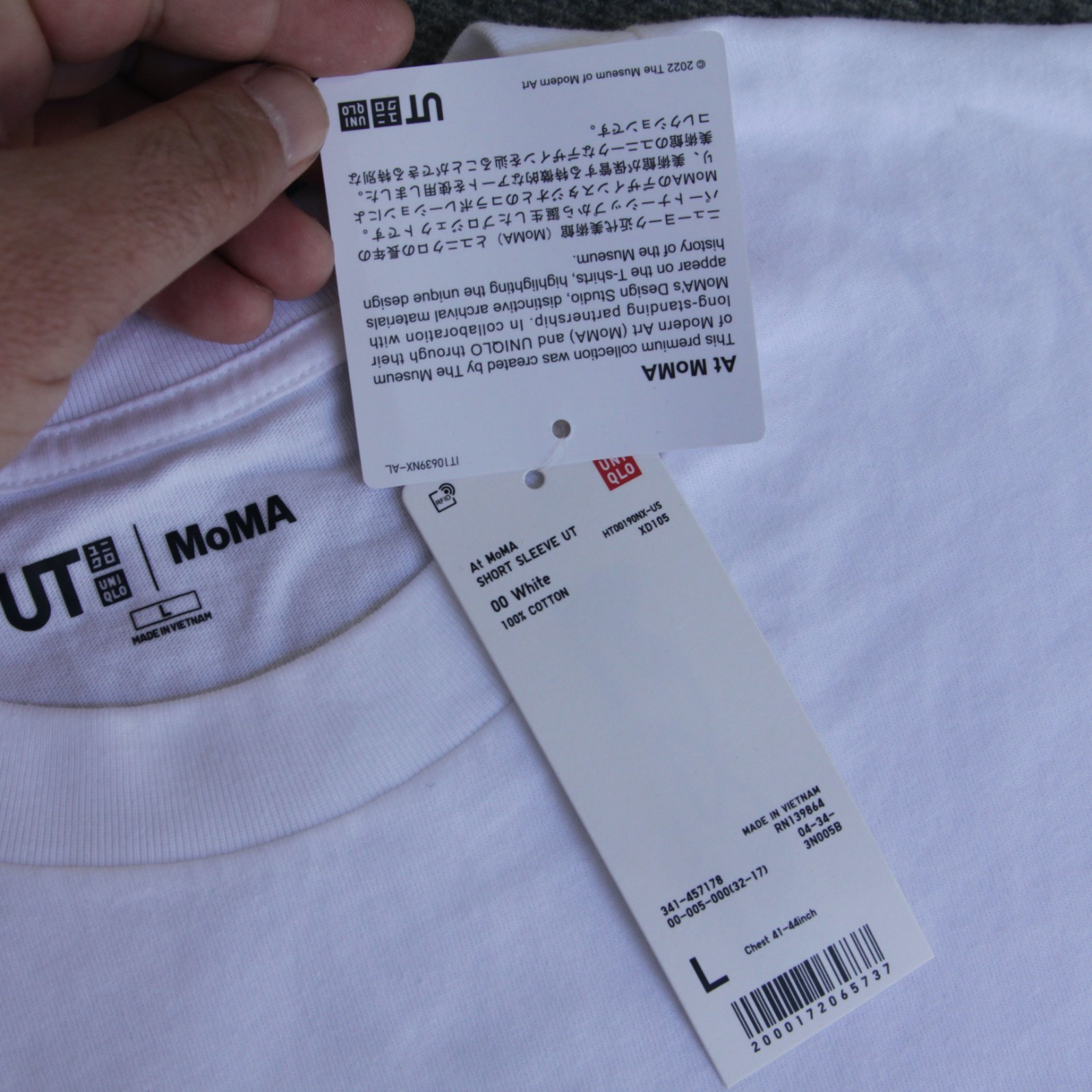 Uniqlo UT MoMA T Shirt L AVERAGE DAY AT THE MUSEUM of Modern Art NYC Infographic gallery