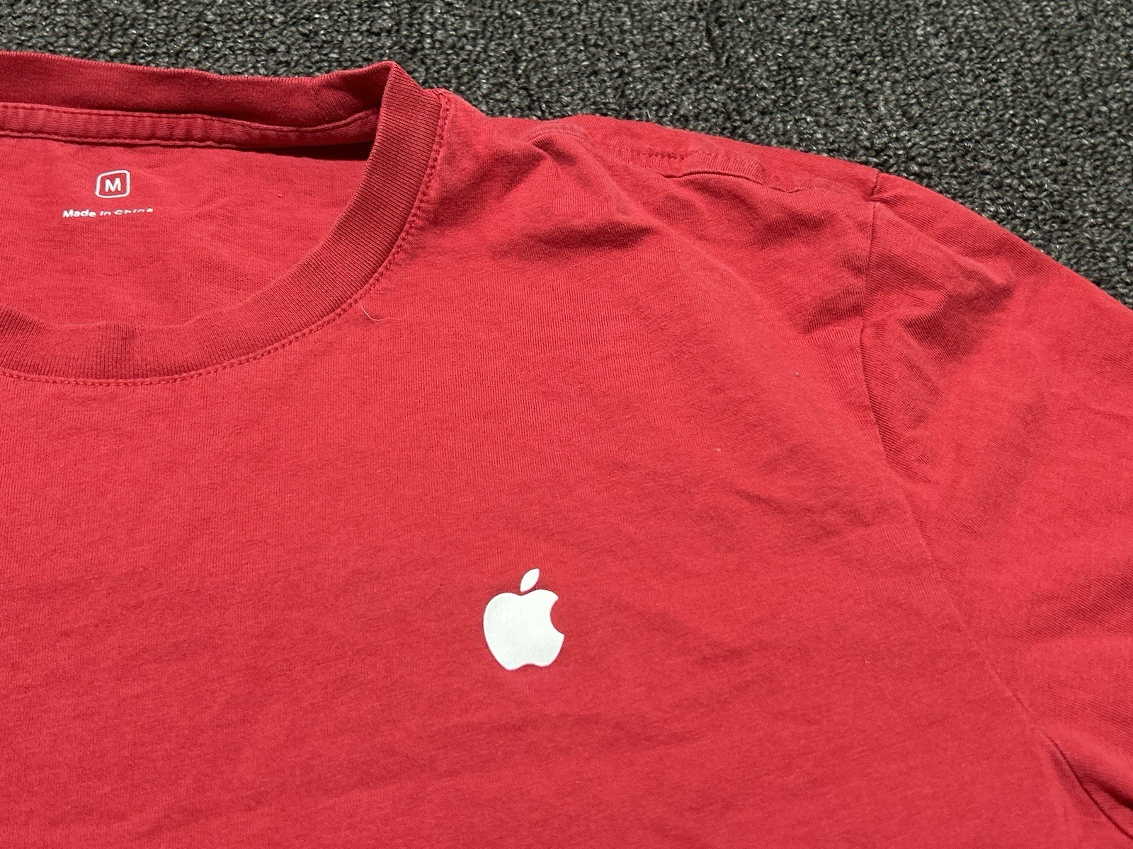 Apple Logo Shirt Mens Medium Red Crewneck Graphic T-Shirt Tee Apple Store gallery