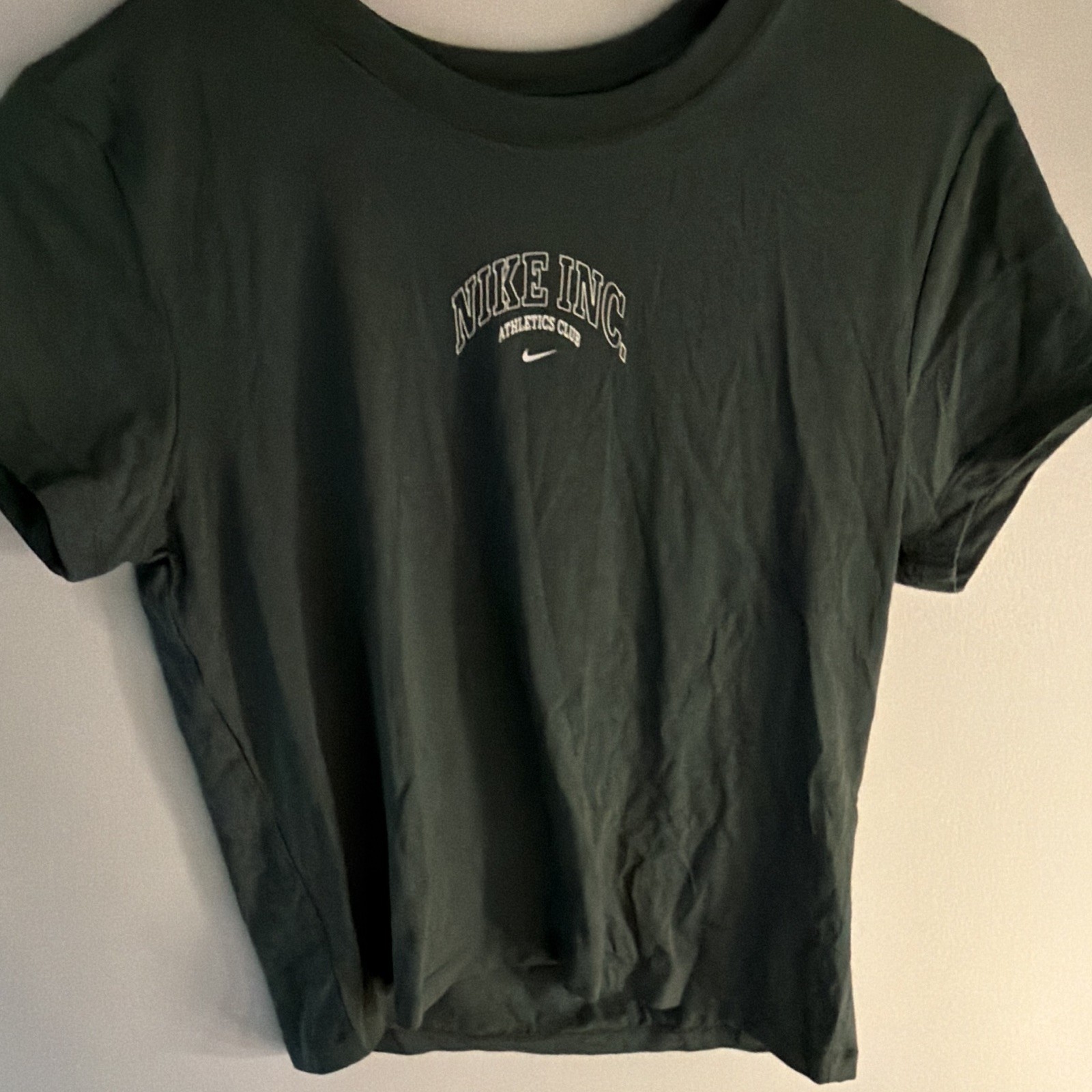 Nike Graphic T-shirt In Green Size Medium Slim Fit Short Sleeve gallery