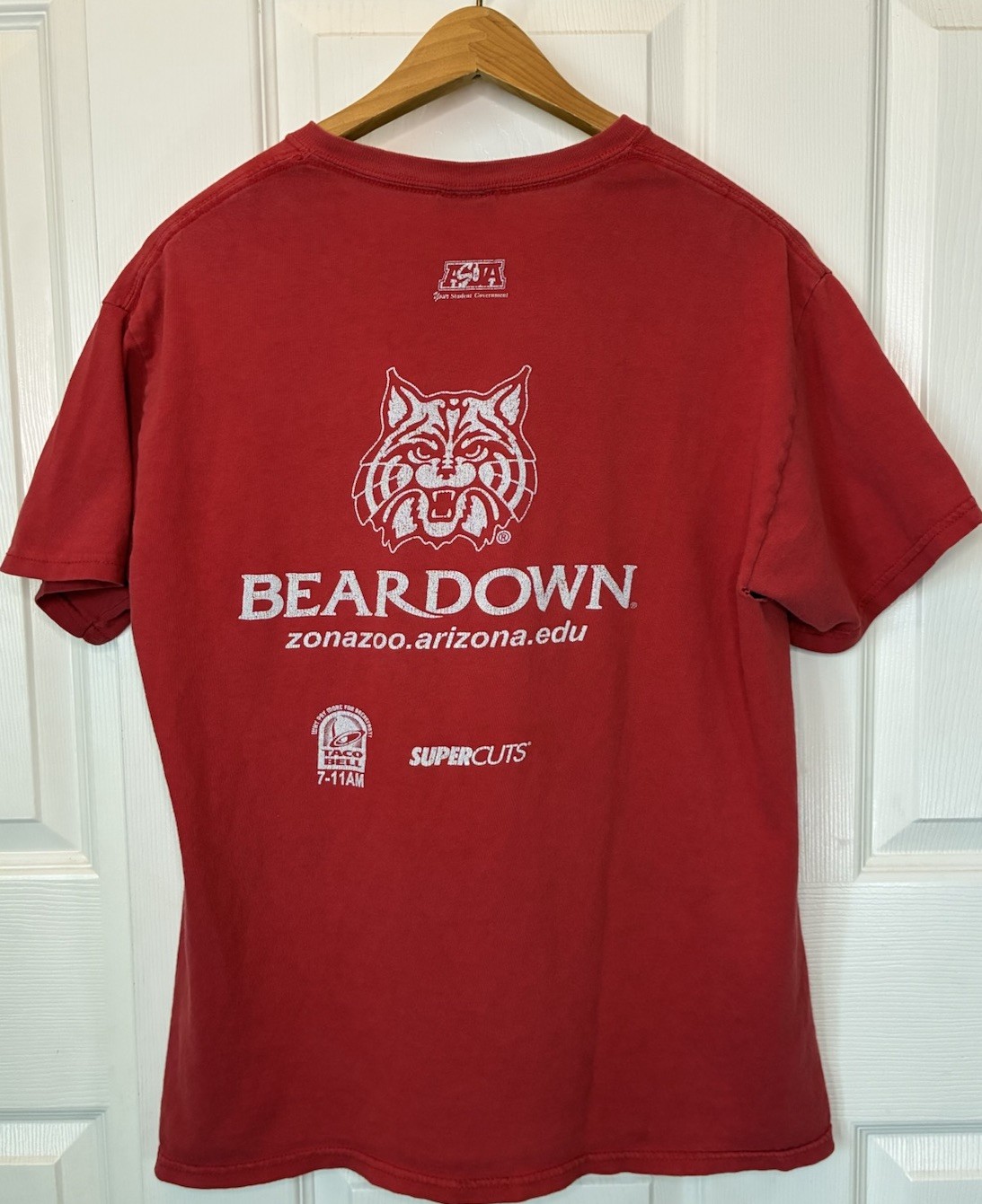 Vintage Arizona Wildcats Men’s Medium Shirt Red Zona Zoo Bear Down 2009 Faded gallery
