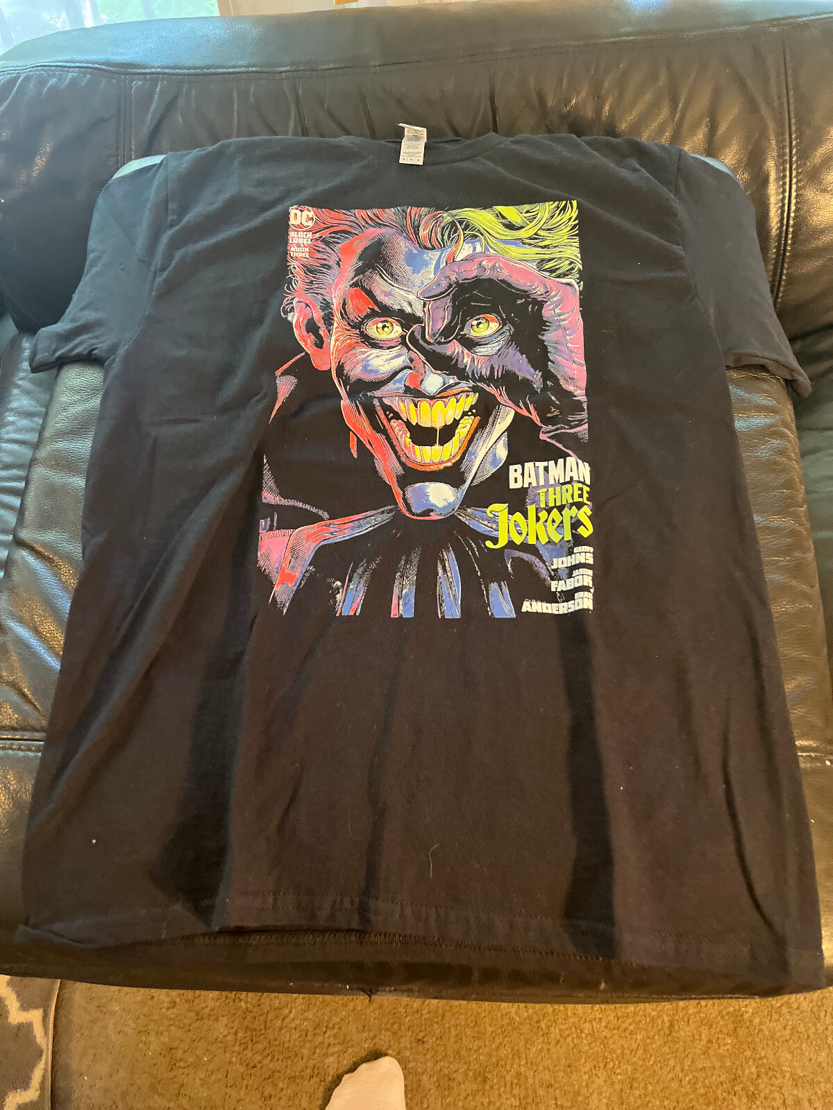 Batman Thee Jokers t shirt med Mint DC Black label Comics movie Geoff Johns gallery