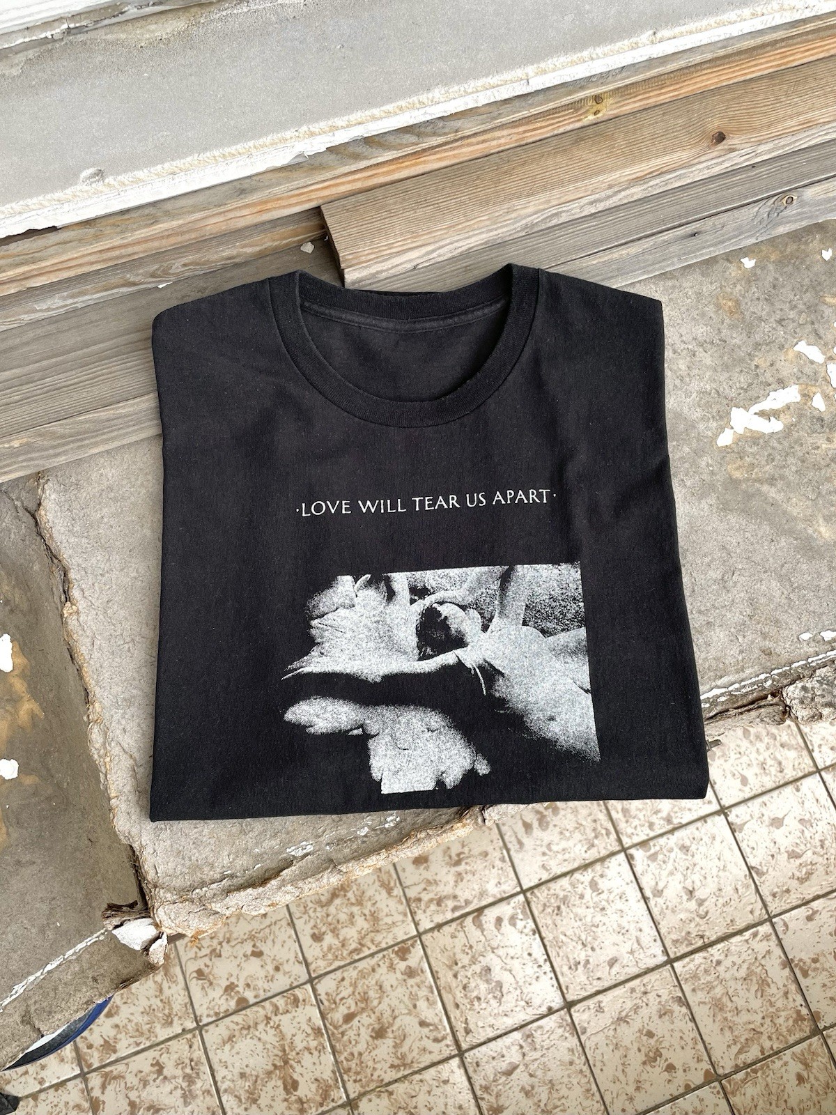 Vintage Joy Division Love Will Tear Us Apart Rock Band T-Shirt Size XL Black gallery