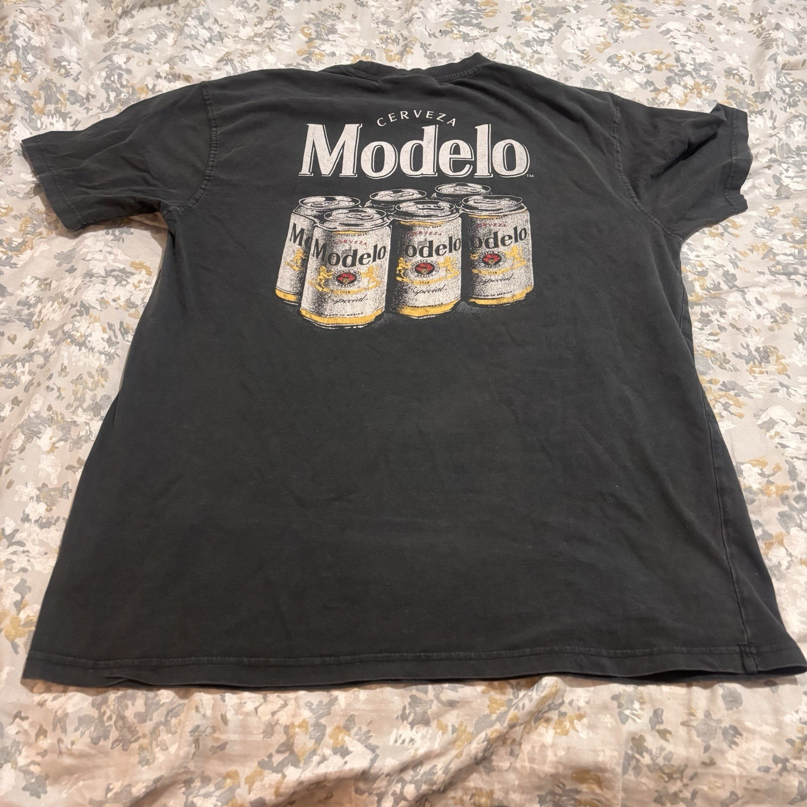 Modelo Men's Beer 6-Pack charcoal Gray Graphic print T-shirt Size M gallery