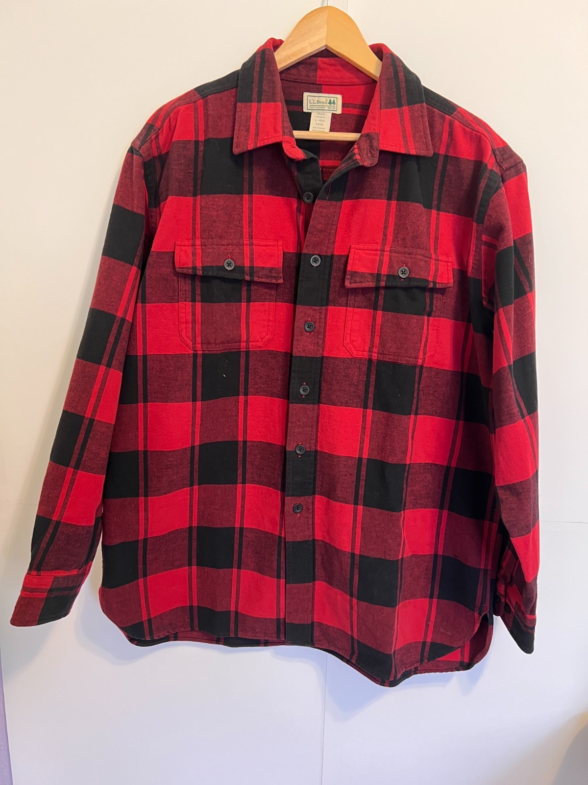 L.L. Bean Mens Large red n black plaid button down heavy weight shirt
