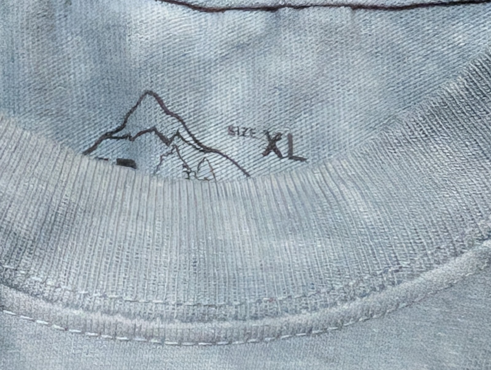 The Mountain T-Shirt Men's Gray American Wolves Rock XL Retired Logo #1150 NWOT gallery