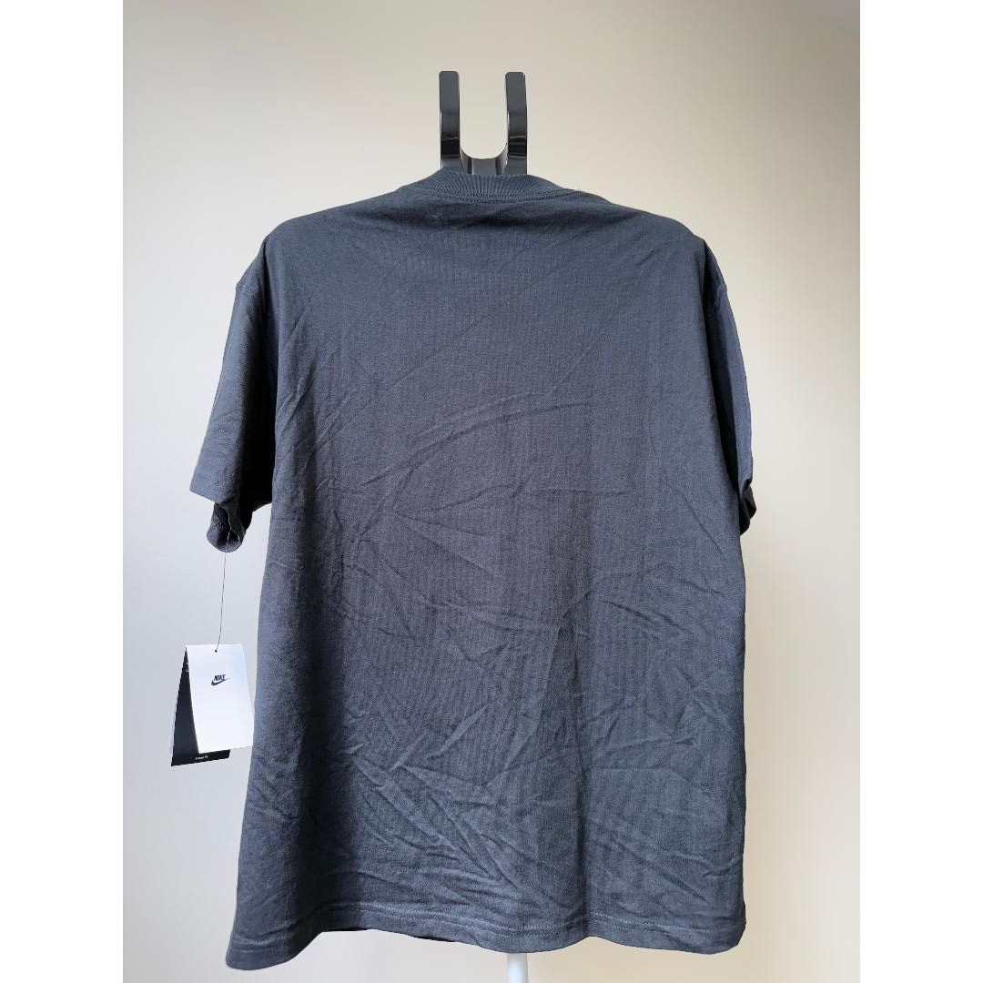 Nike. The Nike Tee. Loose fit. Men's size MEDIUM. Black tee shirt. gallery