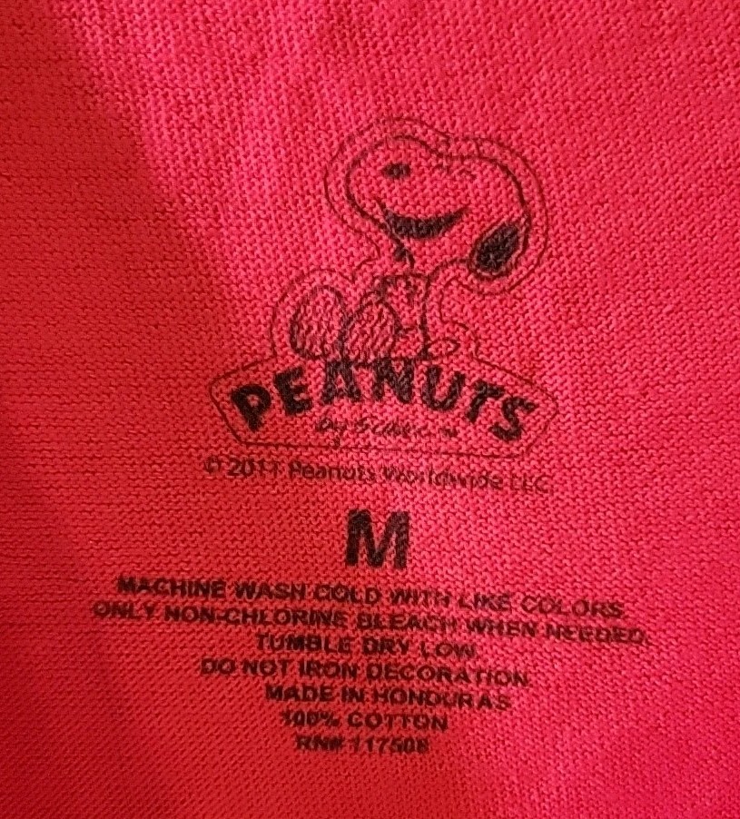 Peanuts T-Shirt Adult Medium Red Christmas Scene Winter Holiday Snoopy gallery