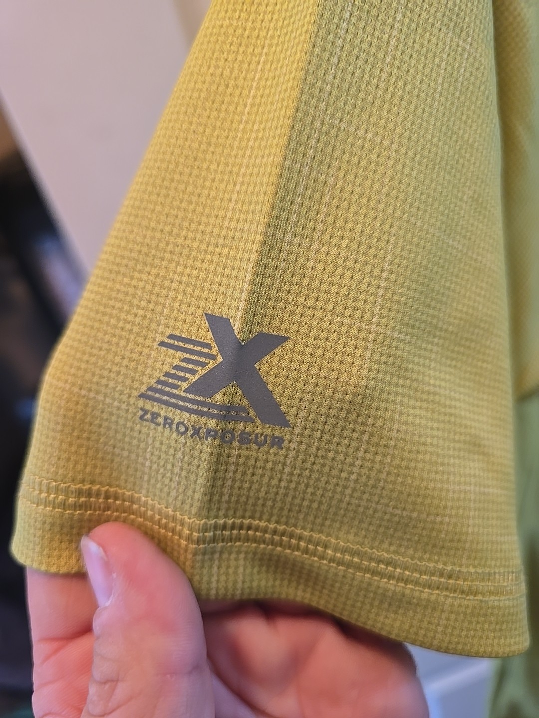 NEW Men's Zeroxposur Sun Protection Top Lime Dione Small $48.00 Retail NWT gallery
