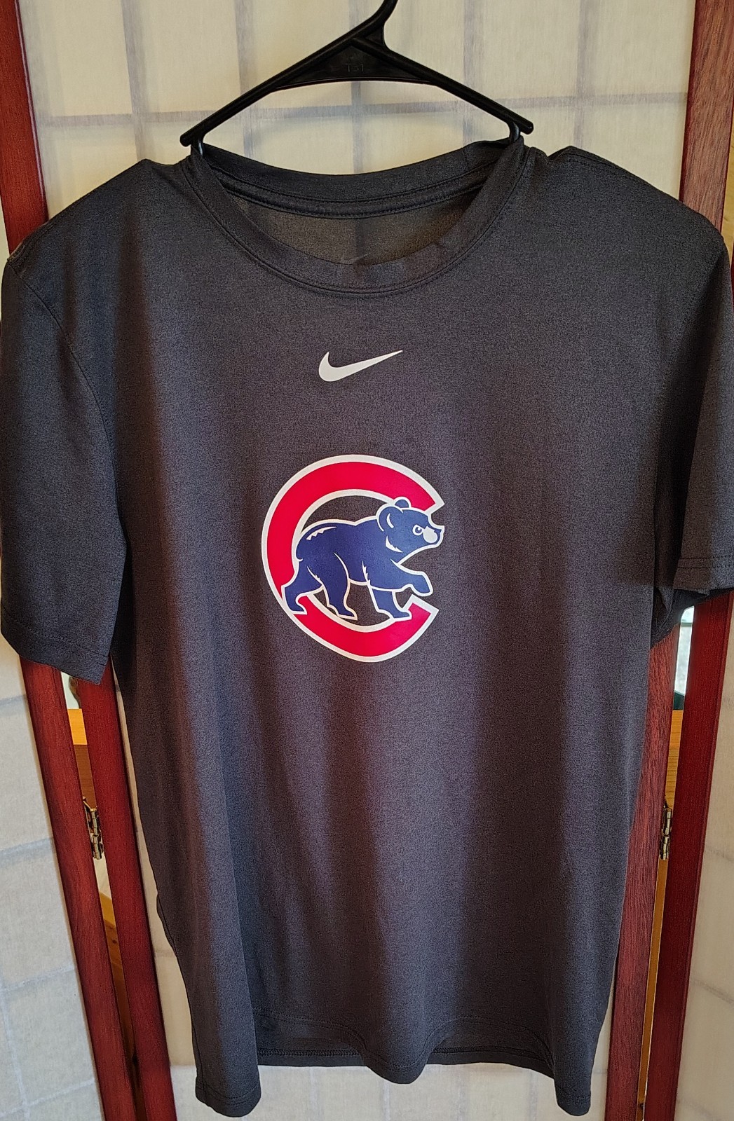Nike Dri-FIT Chicago Cubs Men’s Moisture Wicking Short Sleeve T-Shirt Dark Gray