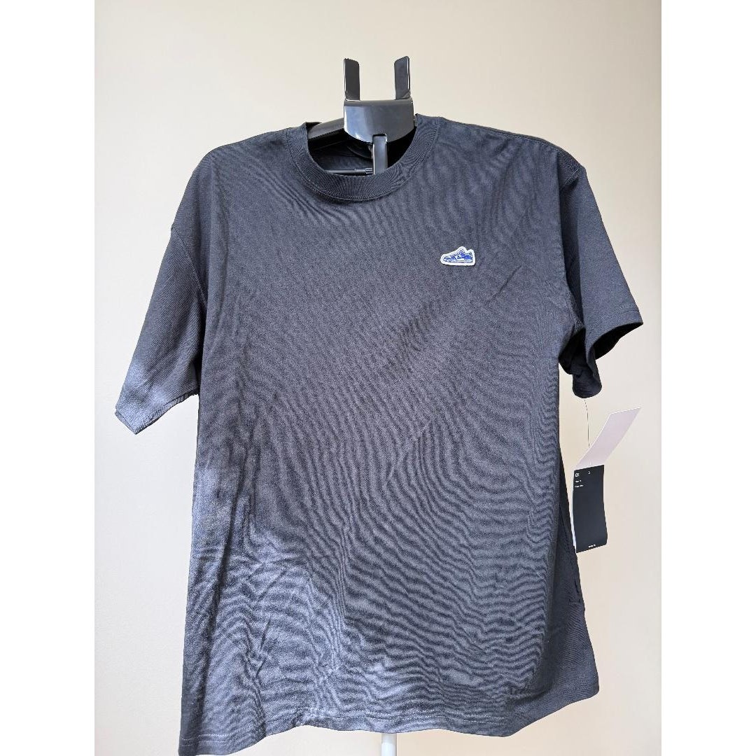 Nike. The Nike Tee. Loose fit. Men’s size MEDIUM. Black tee shirt.