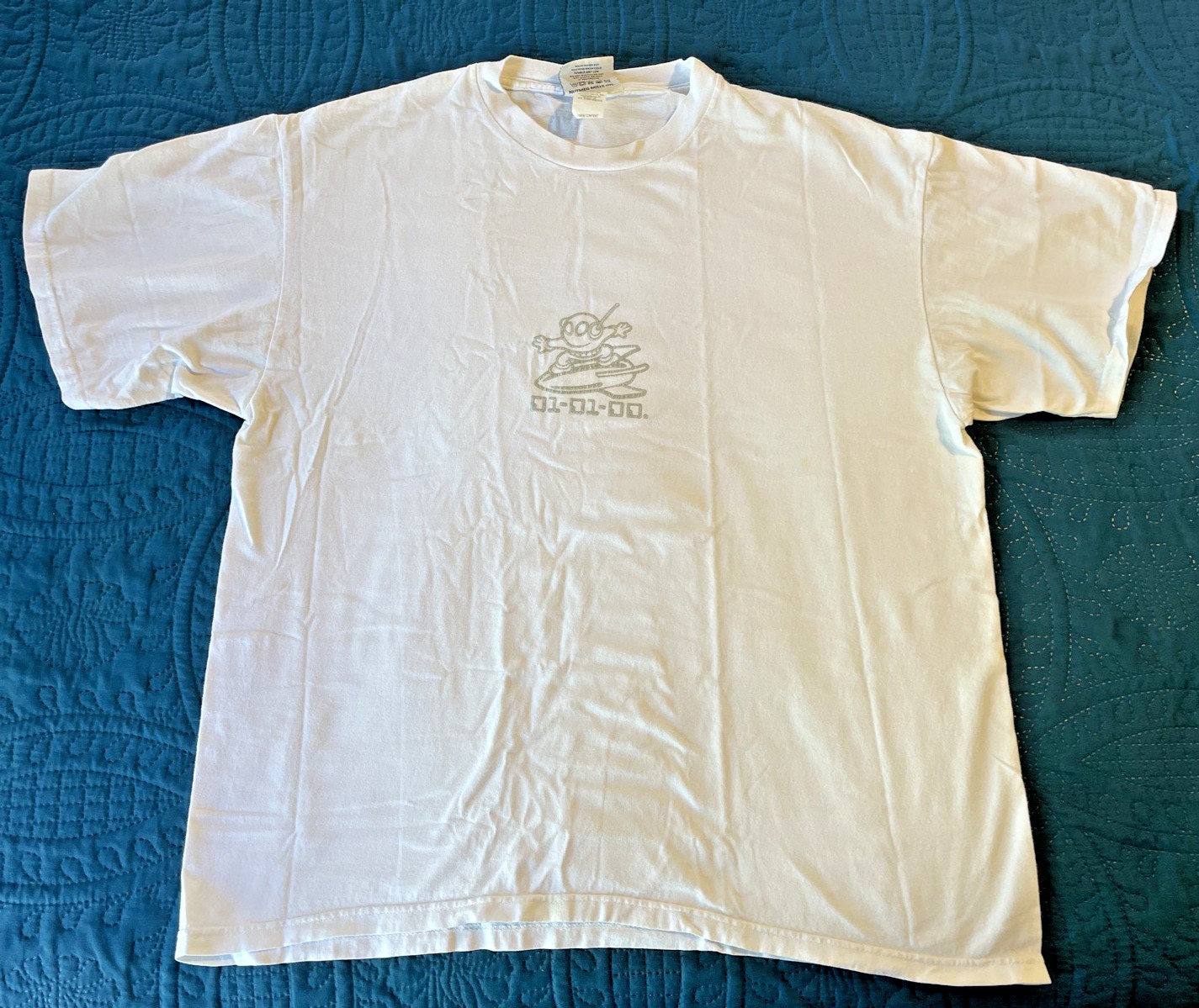 Y2K LEE SPORT, Men’s T-Shirt, “01–0 1–00”, Alien Spaceship Graphic, White XL