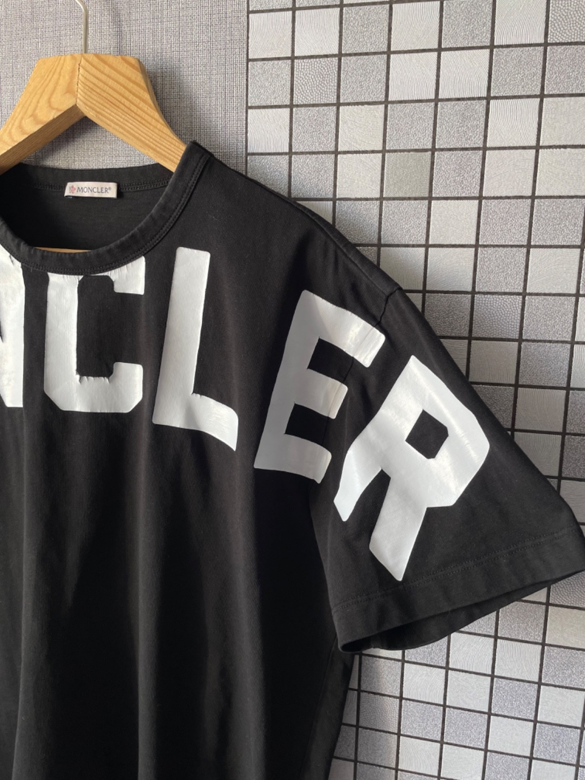 Moncler T shirt Bold Logo Tee Black Size (L) gallery