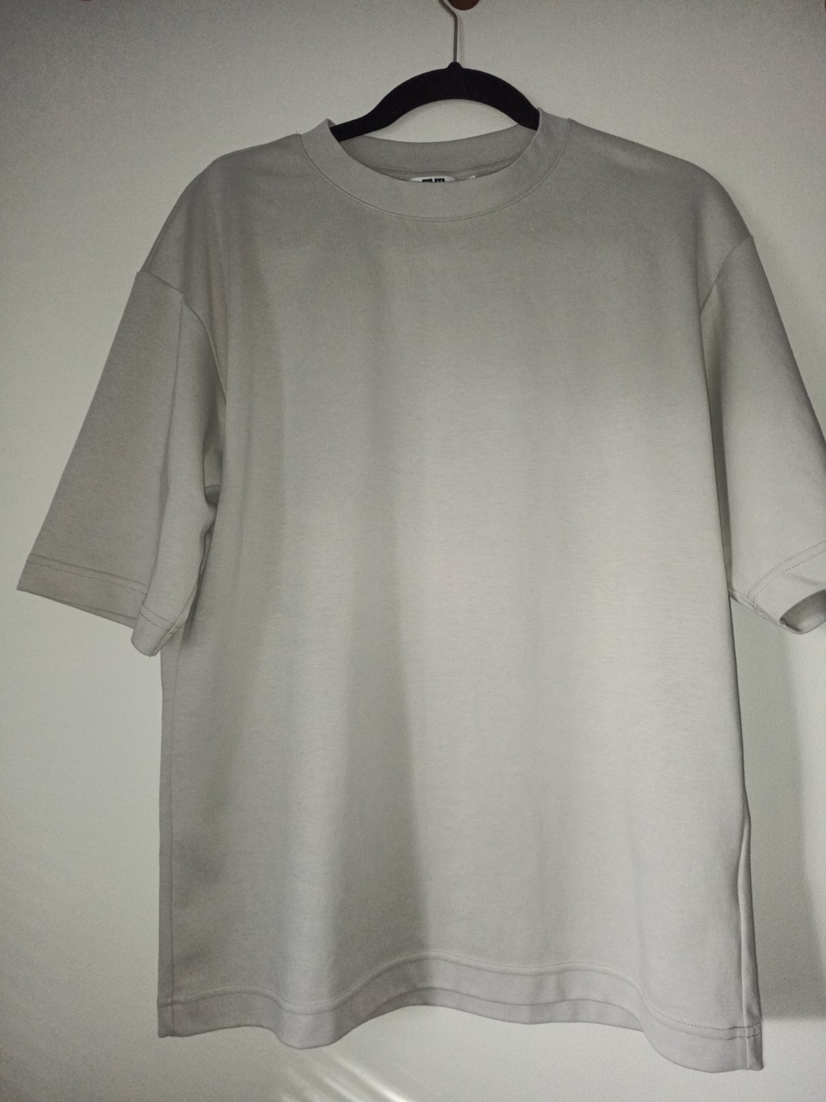 Uniqlo Airsm Oversized T Shirt Mens S -02 Gray + H&M Medium Graphic Tee gallery
