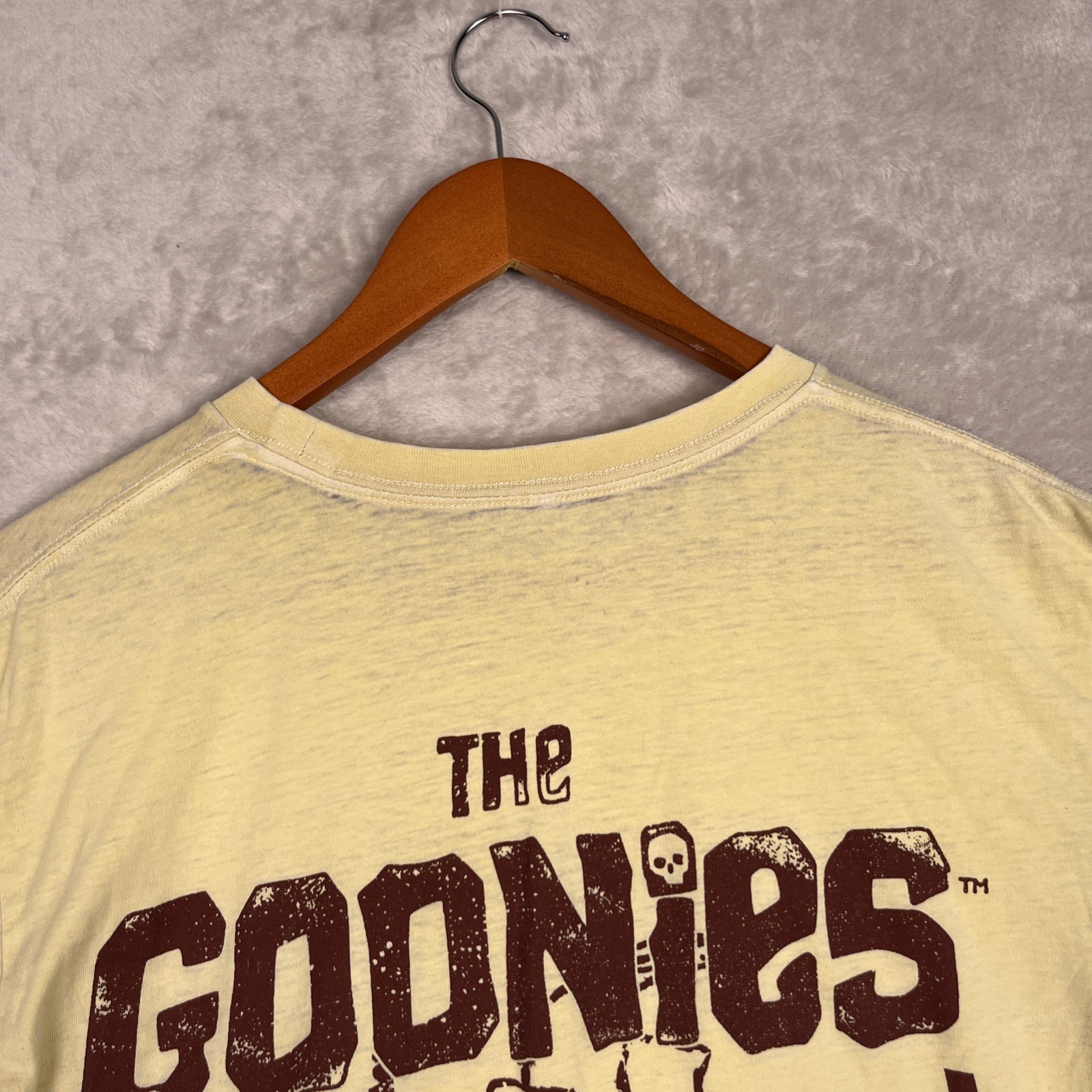 Goonies Mens Graphic Tee Shirt Medium Yellow Skull 90s Skater Grunge Distressed gallery