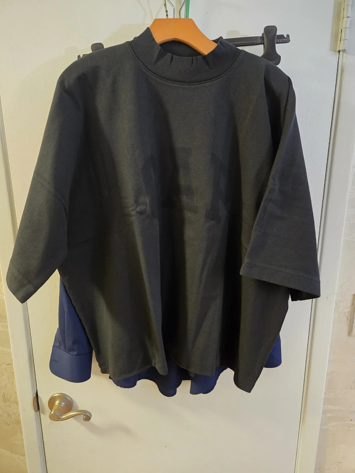 BRAND NEW YEEZY GAP 78 CROP DOVE NO SEAM TEE BLACK gallery
