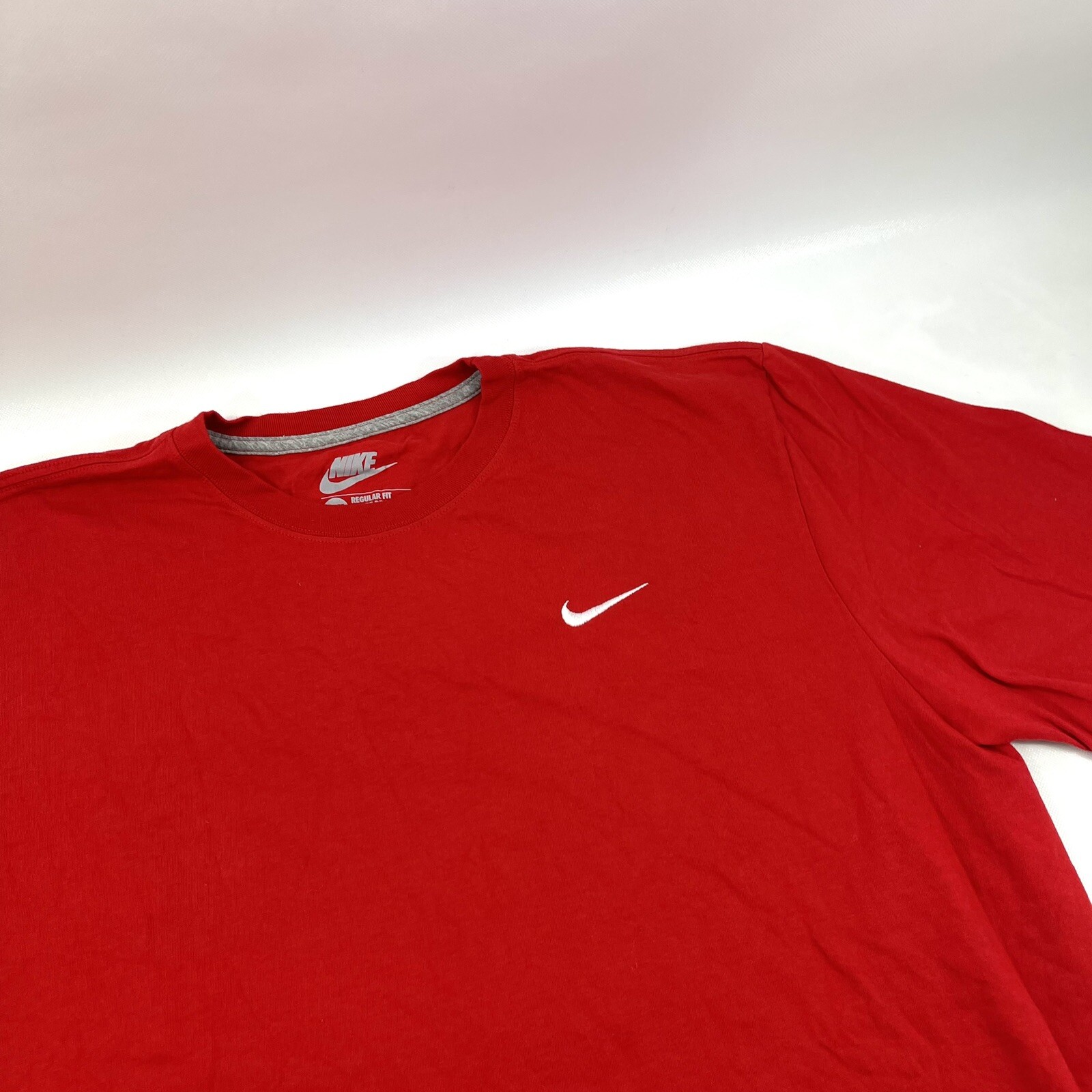 Nike Classic Apple Red Sport Solid Regular Fit T-Shirt Men's Size 2XL gallery