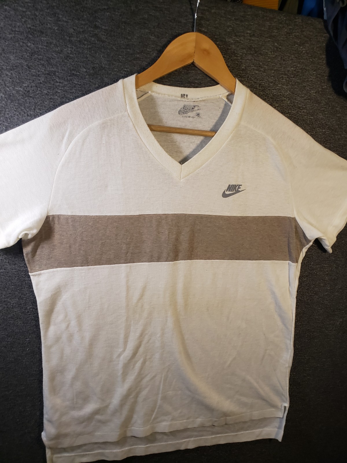 Vintage L Nike V-neck t-shirt textured knit fabric