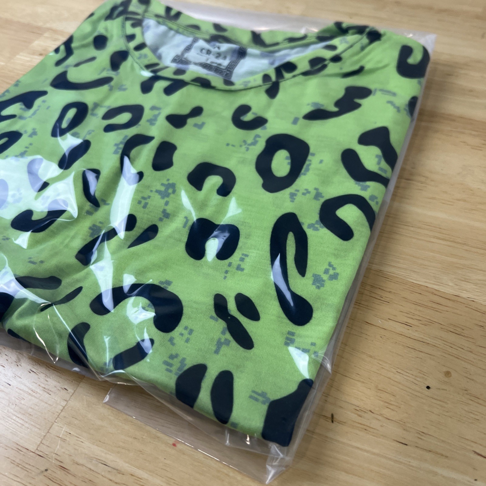 CR24 Animal Pattern Gradient UNISEXt shirt Size M gallery
