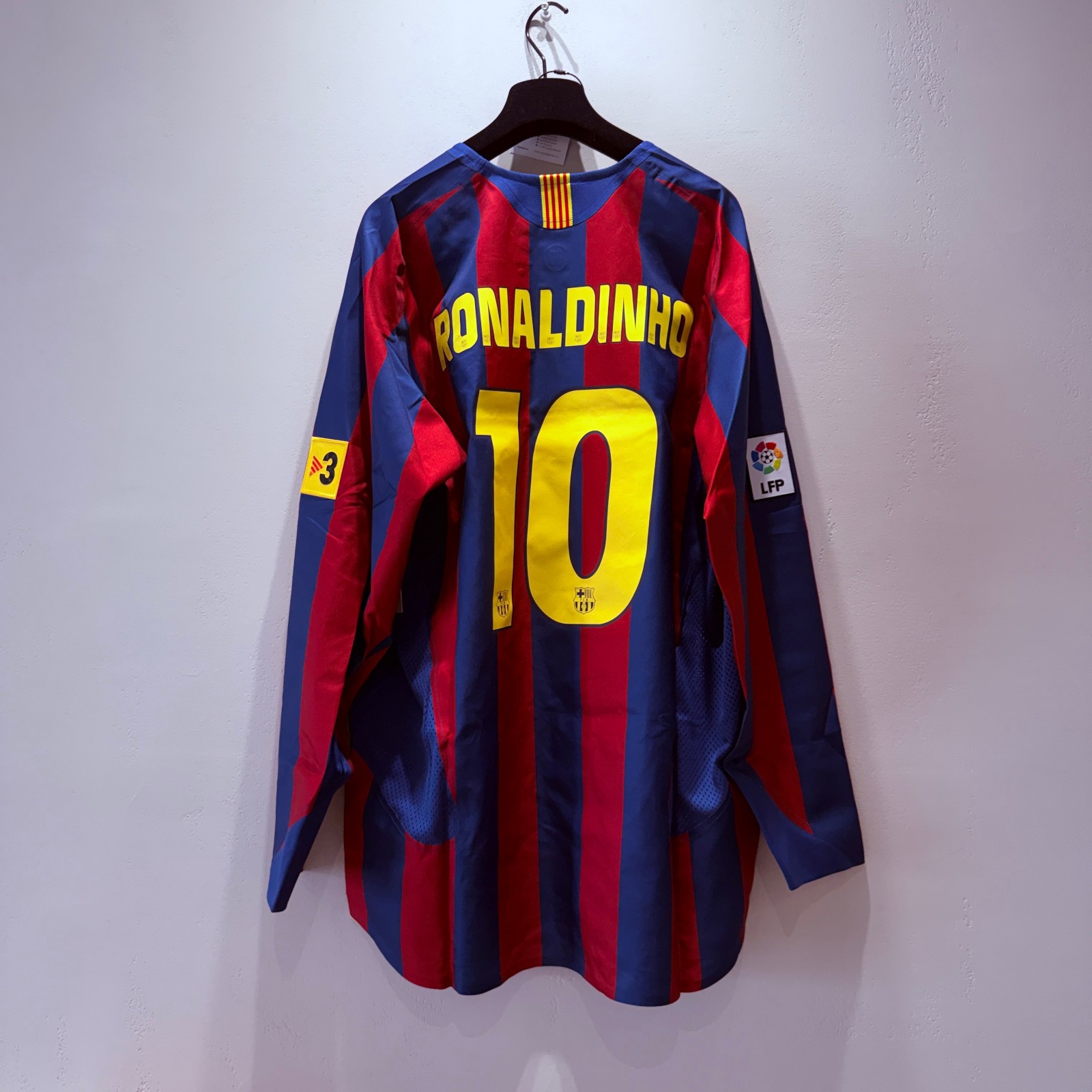 Nike Ronaldinho FC Barcelona 2005/06 Retro Replica Long-Sleeve Jersey HQ1462-471 gallery