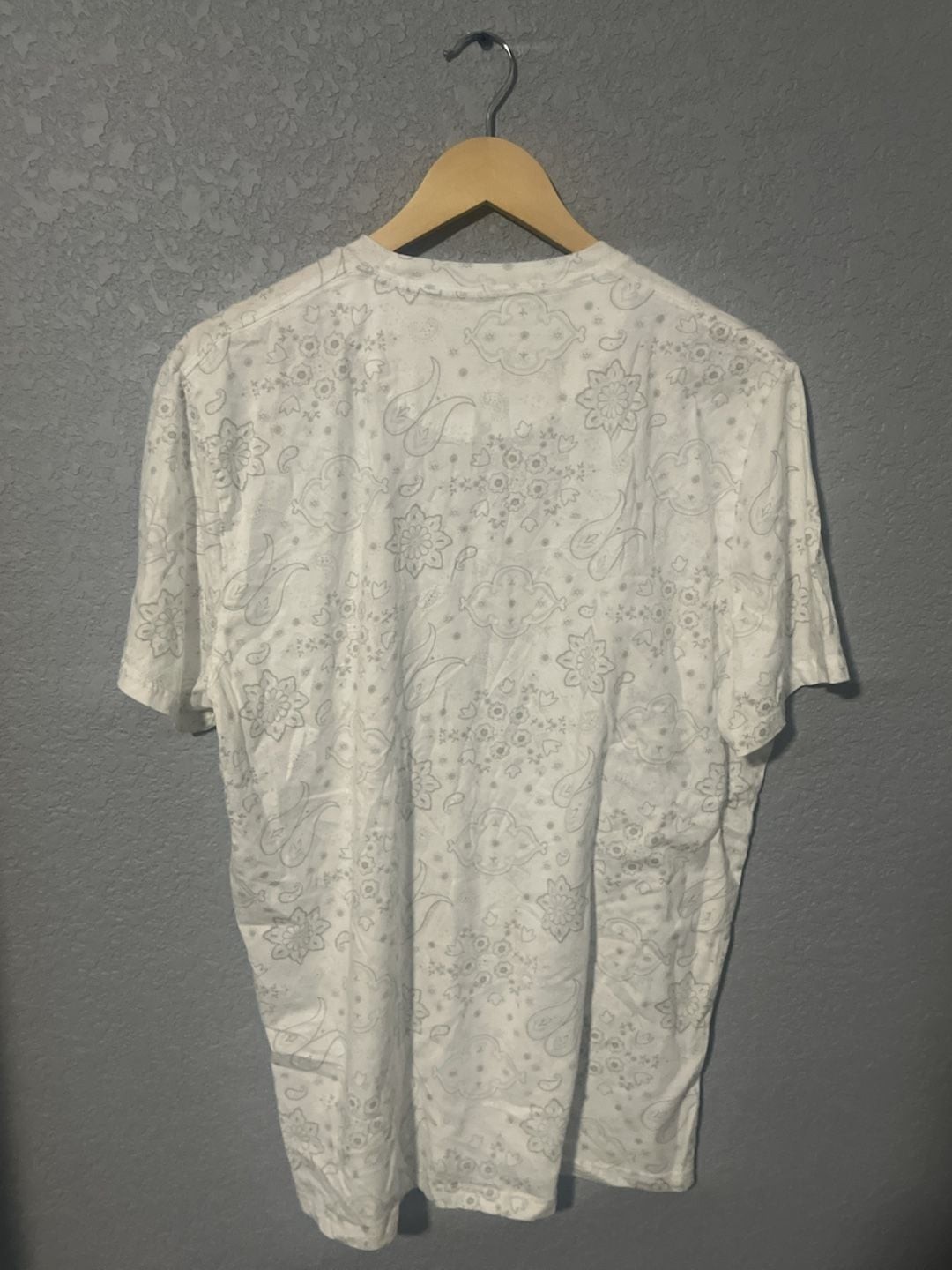 Hollister Men's White All-Over Paisley Bandana Print Crewneck T-Shirt gallery