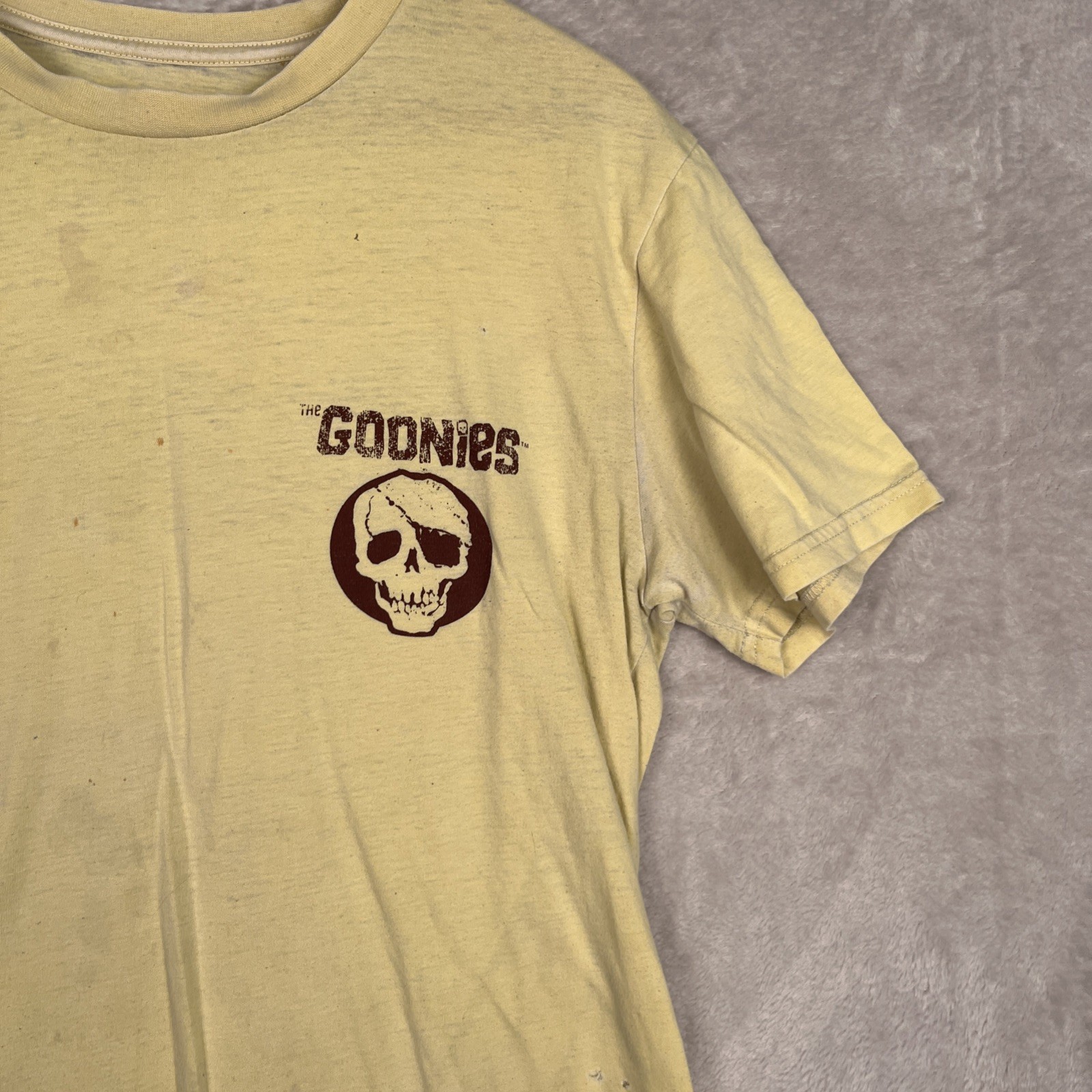 Goonies Mens Graphic Tee Shirt Medium Yellow Skull 90s Skater Grunge Distressed gallery