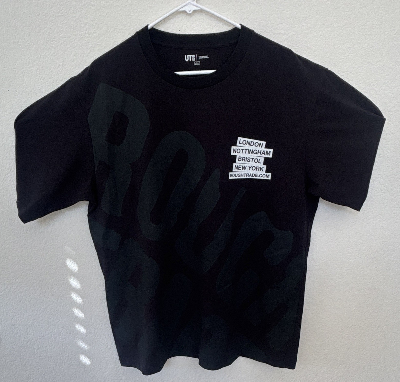 Uniqlo UT Black Cities Graphic Print T-Shirt Men’s L Crew Neck Short Sleeve gallery