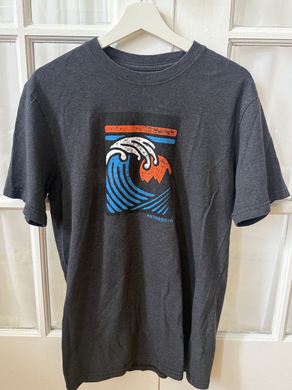 Patagonia Men’s M Gray Graphic Print Short Sleeve Tee gallery