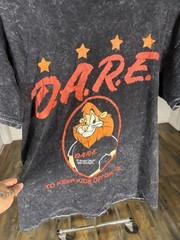D.A.R.E. Logo Graphic Print Men’s Black Short Sleeve Crew Neck T-Shirt Size M