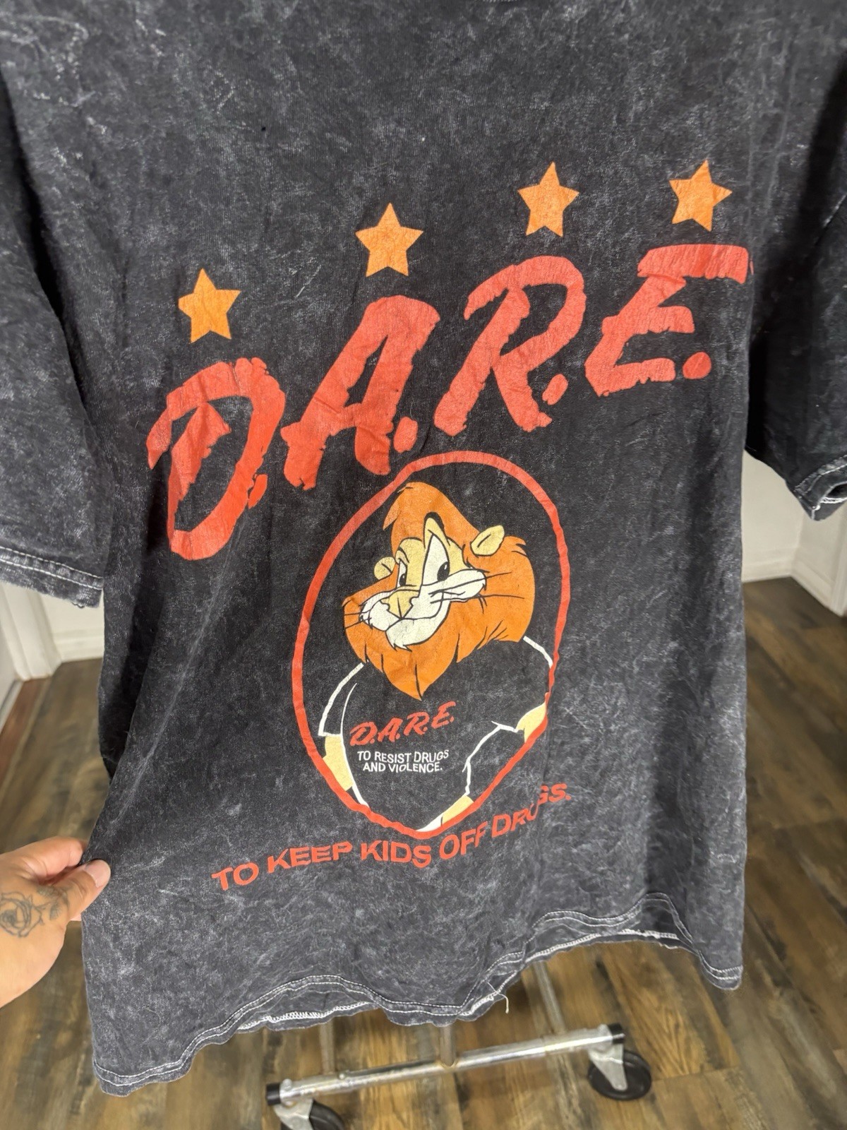 D.A.R.E. Logo Graphic Print Men's Black Short Sleeve Crew Neck T-Shirt Size M gallery