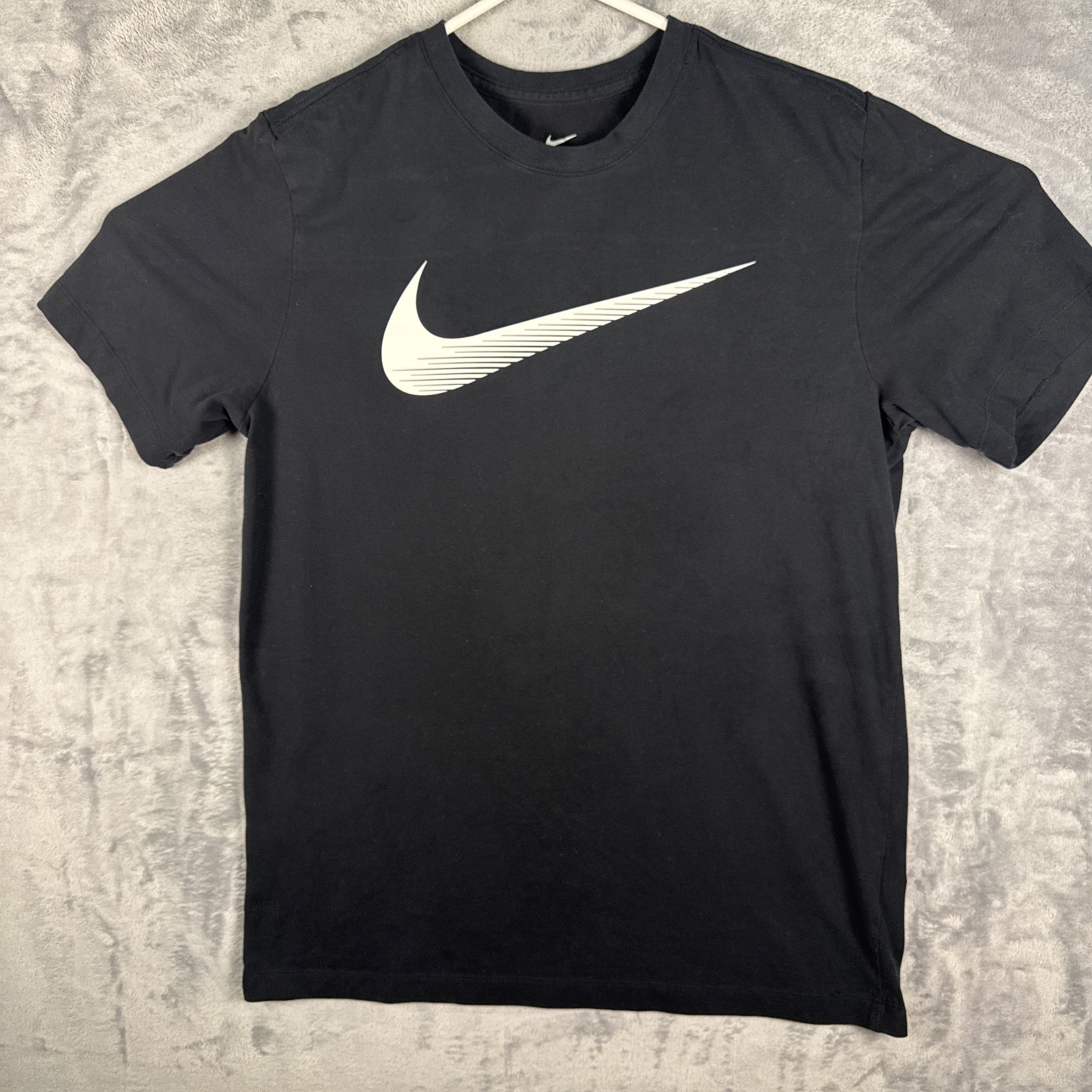 Nike M Black Logo T-Shirt “The Nike Tee” Athletic Fit Cotton Tee Swoosh Mens gallery