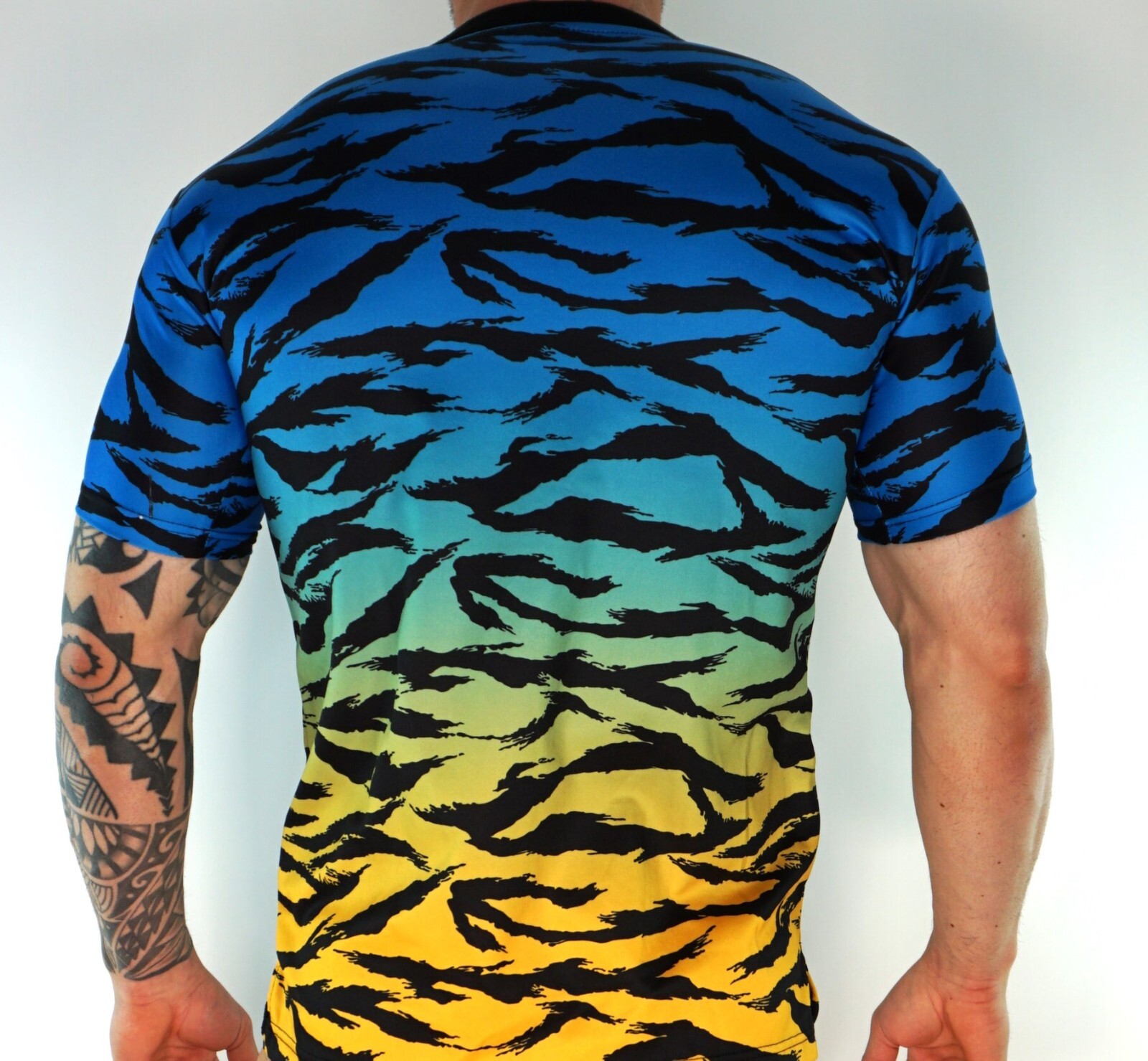 MEN'S ANIMAL PRINT SHIRT Size SMALL gallery