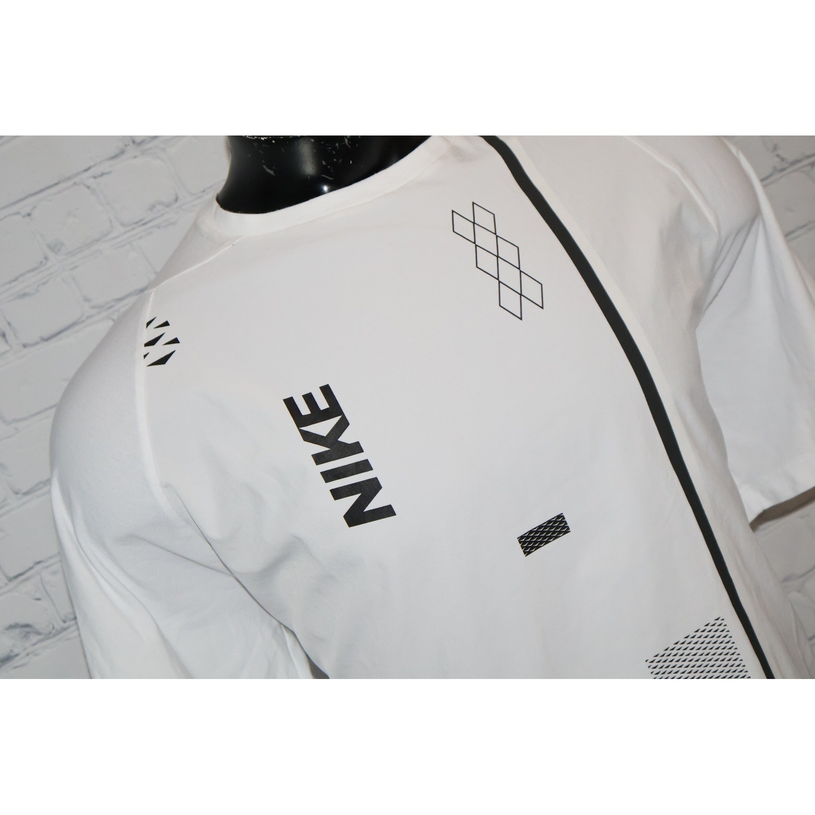 Nike T-Shirt Mens XL White Graphic Dri-Fit Polyester Spandex Performance Tee ** gallery