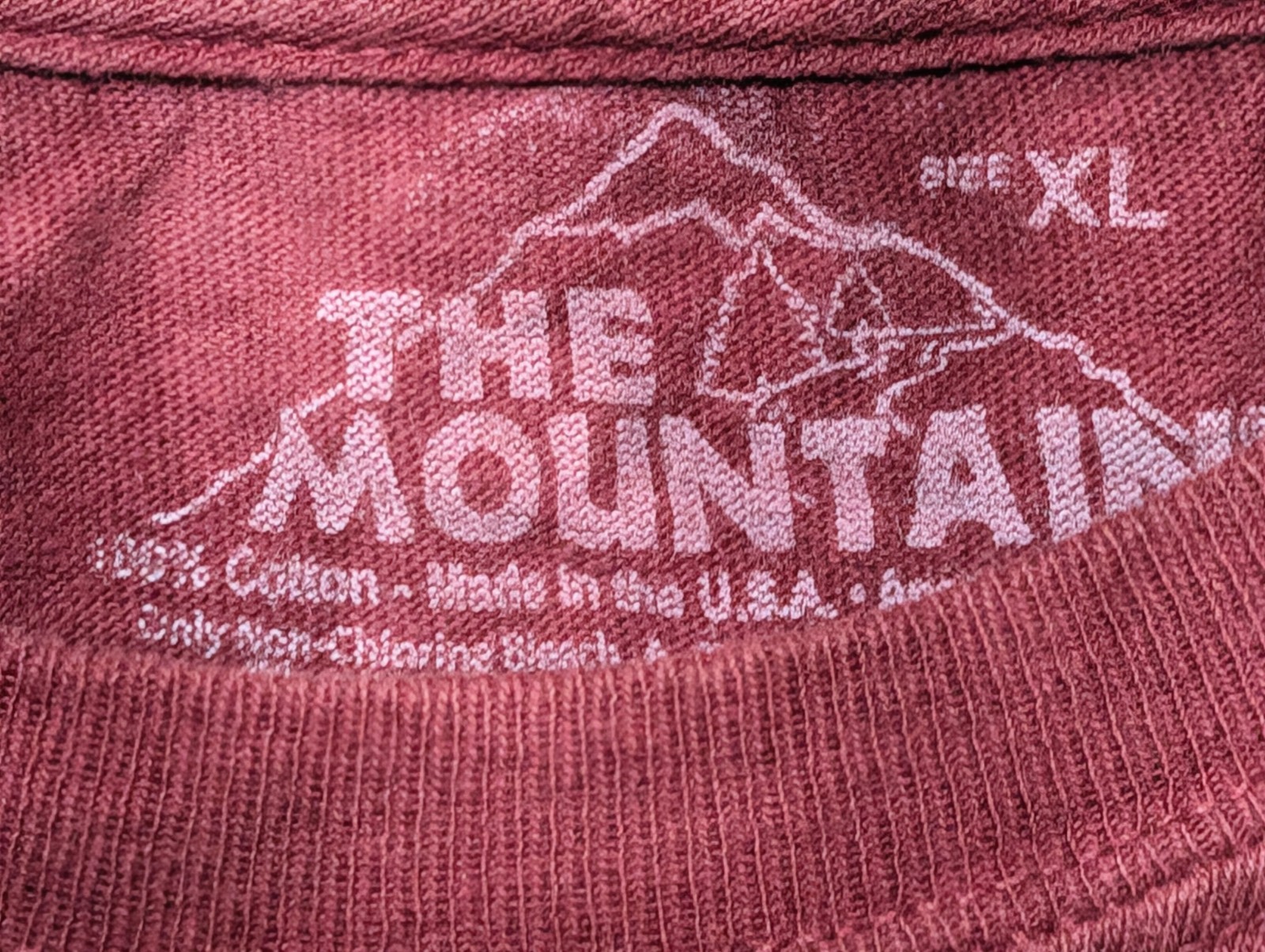 The Mountain Mens T-shirt Red Face Of An Alien Retired Logo XL #3239 Euc gallery