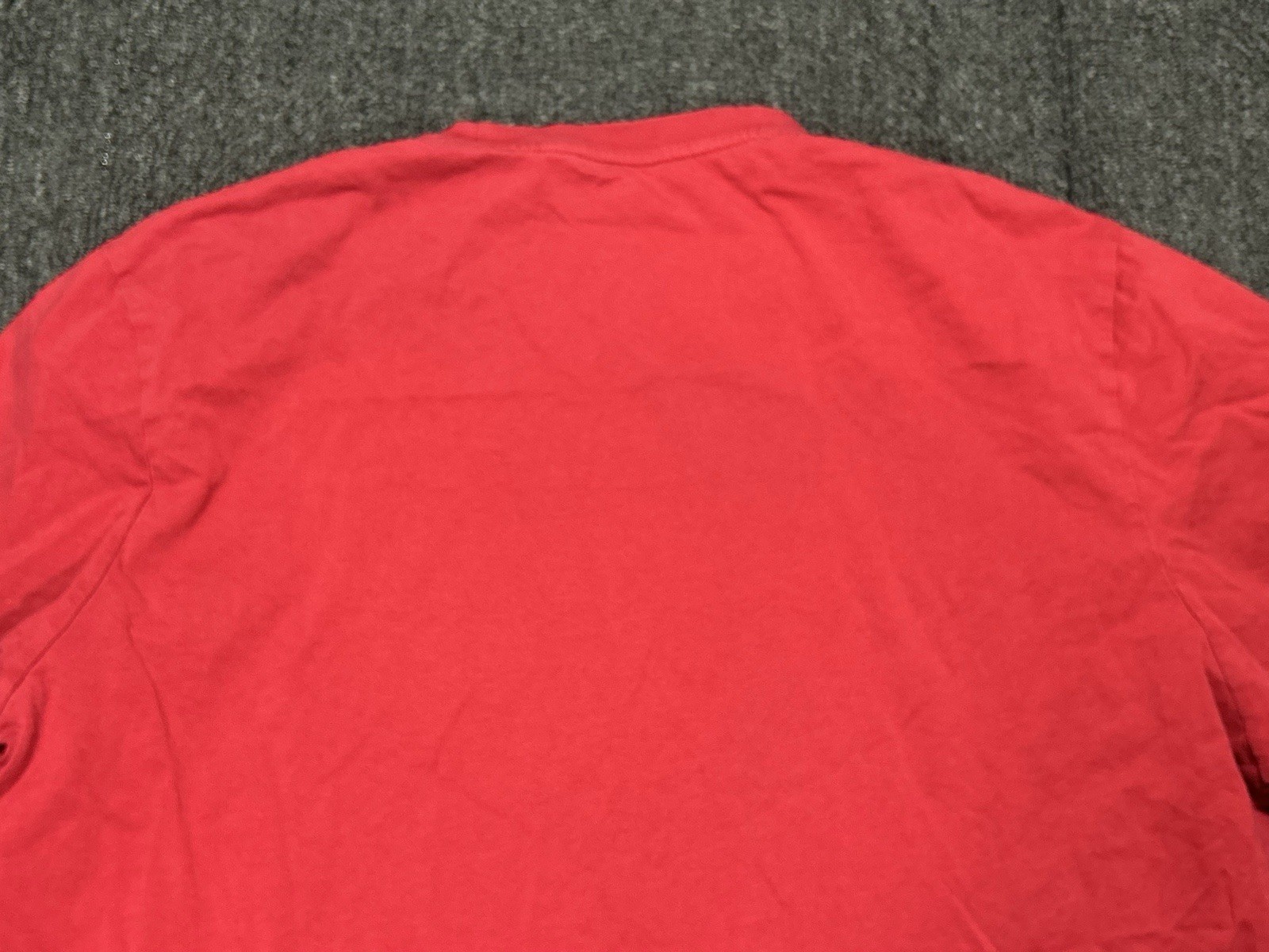 Apple Logo Shirt Mens Medium Red Crewneck Graphic T-Shirt Tee Apple Store gallery