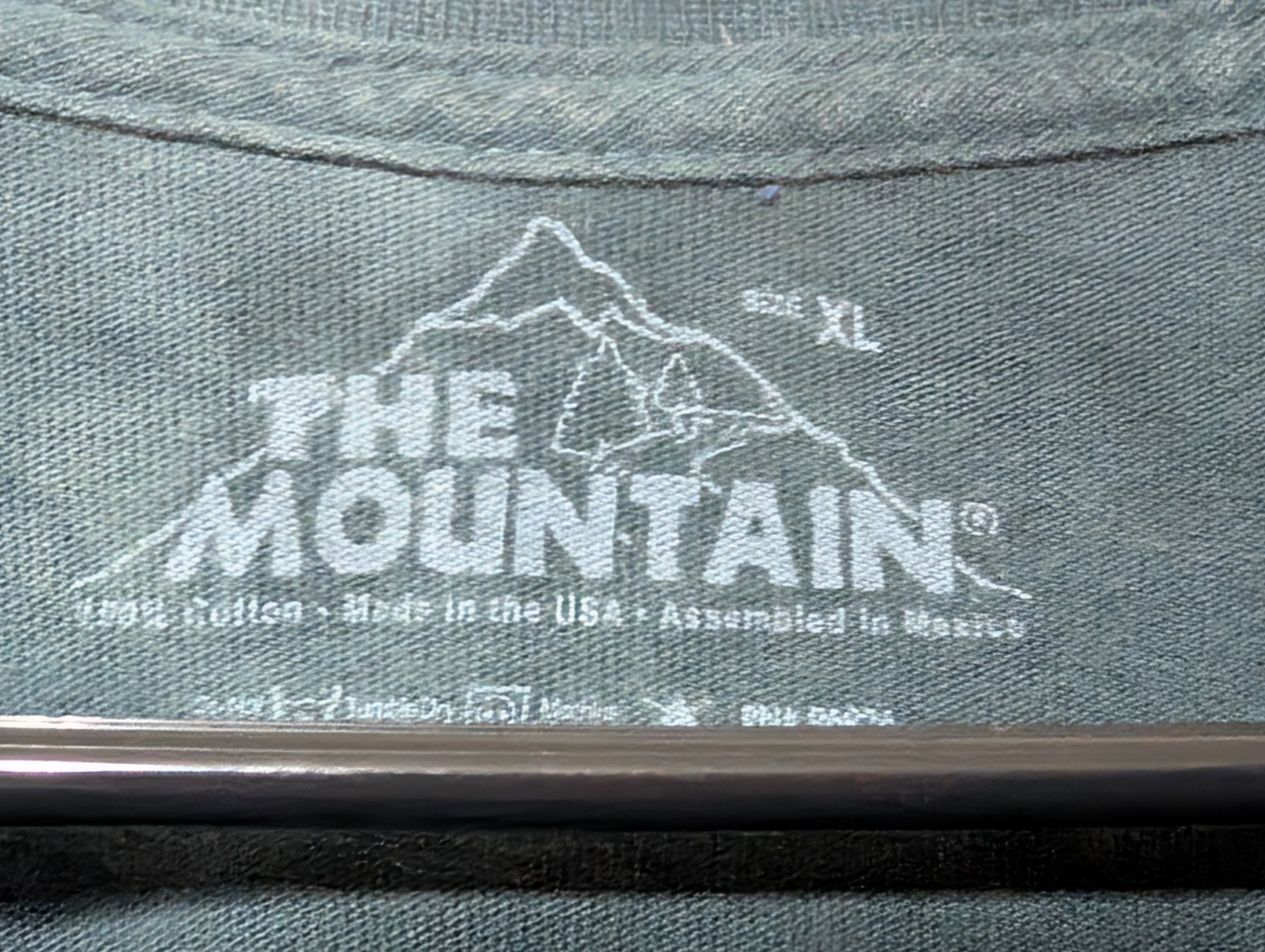 The Mountain Mens T-shirt Green 2007 Tree Wolf Moon Retired Logo XL #6717 gallery
