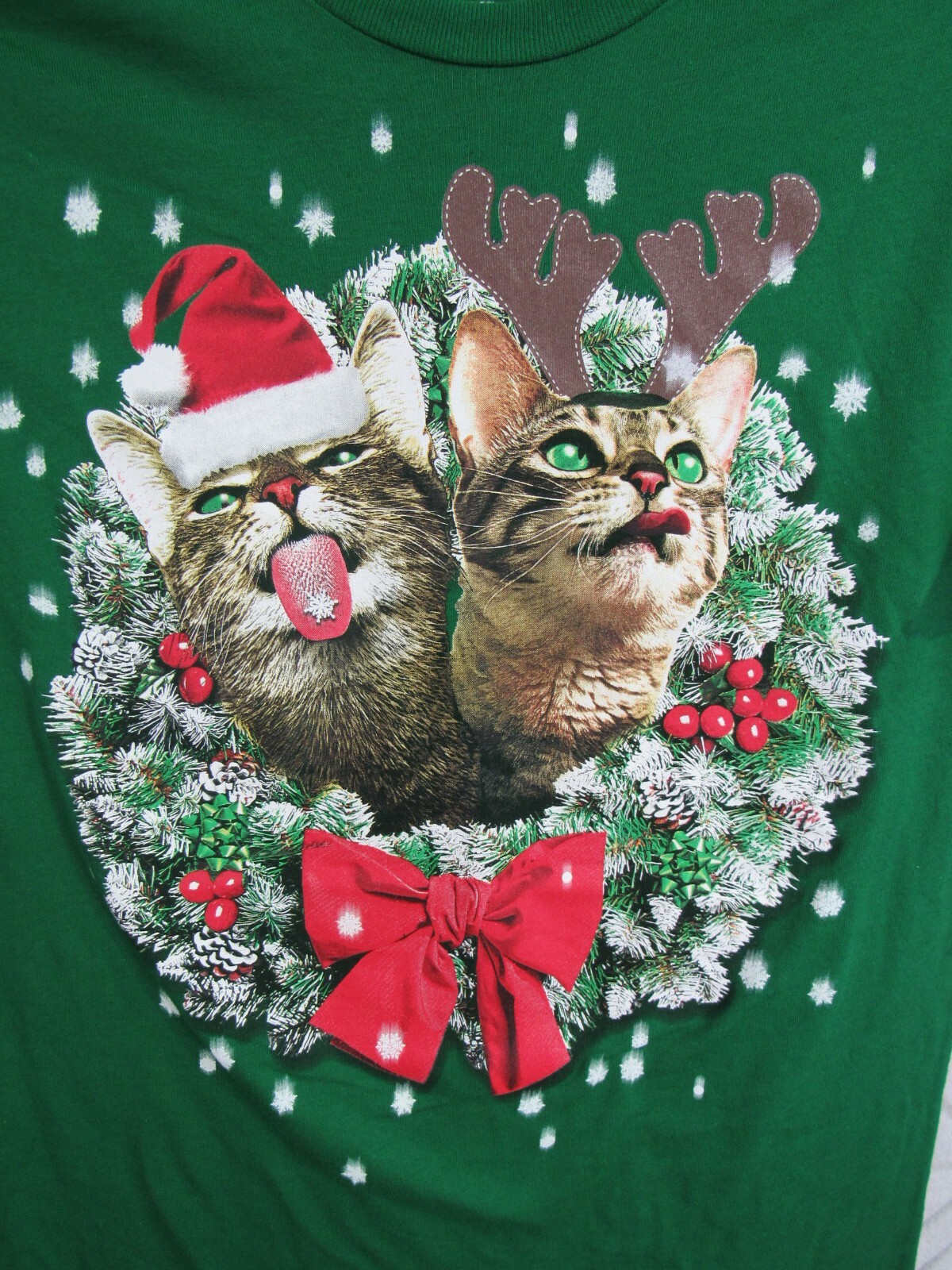 New Holiday Time Christmas T Shirt Size S 34 36 Mens Green Snowflakes Cats Bow gallery