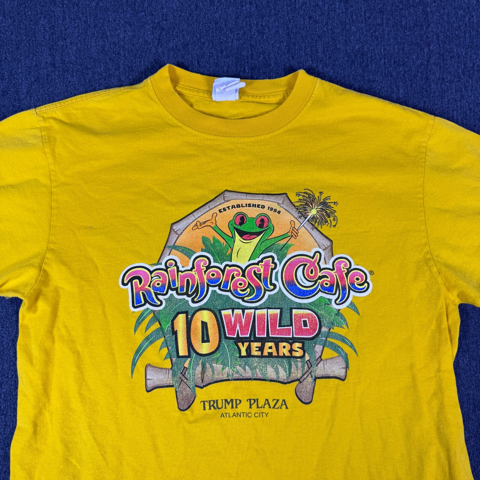 Rainforest Cafe 10 Wild Years Men’s Yellow Frog Logo Short Sleeve T-Shirt Size M