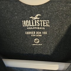 Hollister Men’s Black Red White Gradient Logo Curved Hem Crew Neck Tee S