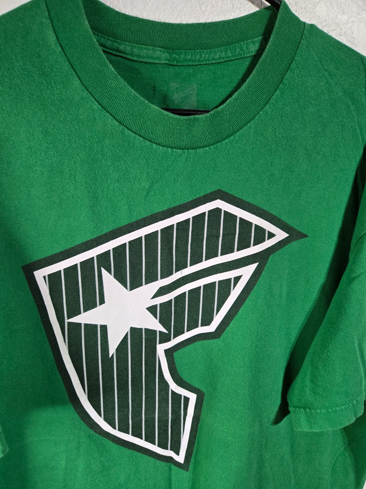 Vintage Famous Stars and Straps T-Shirt Mens Size XL Green Punk Skate Y2K VTG gallery
