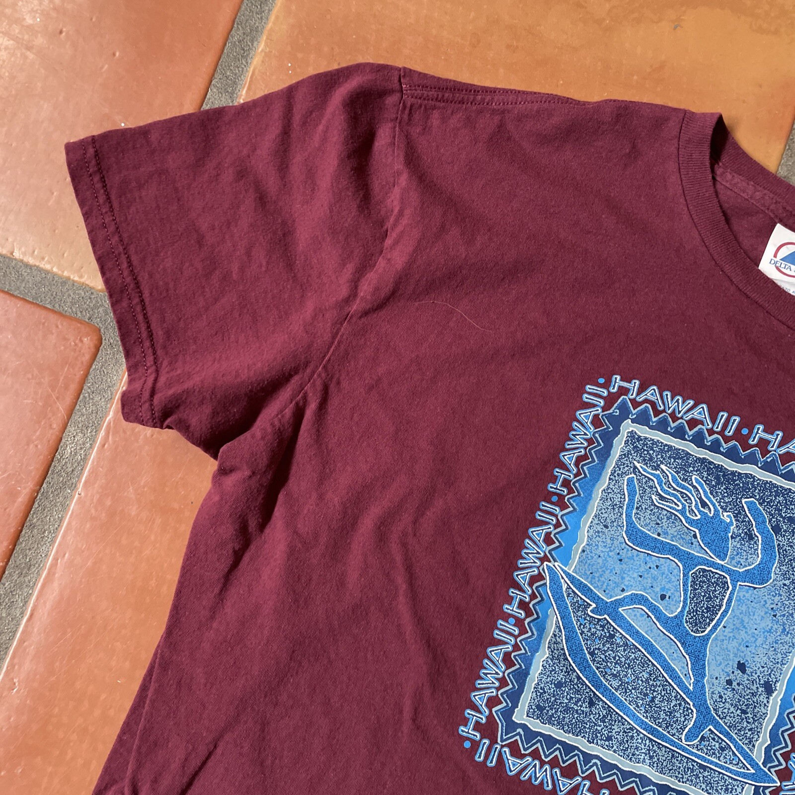 DELTA SOFT Mens Large Burgundy Red Graphic Print T-Shirt HAWAII SURFER Tee EUC gallery