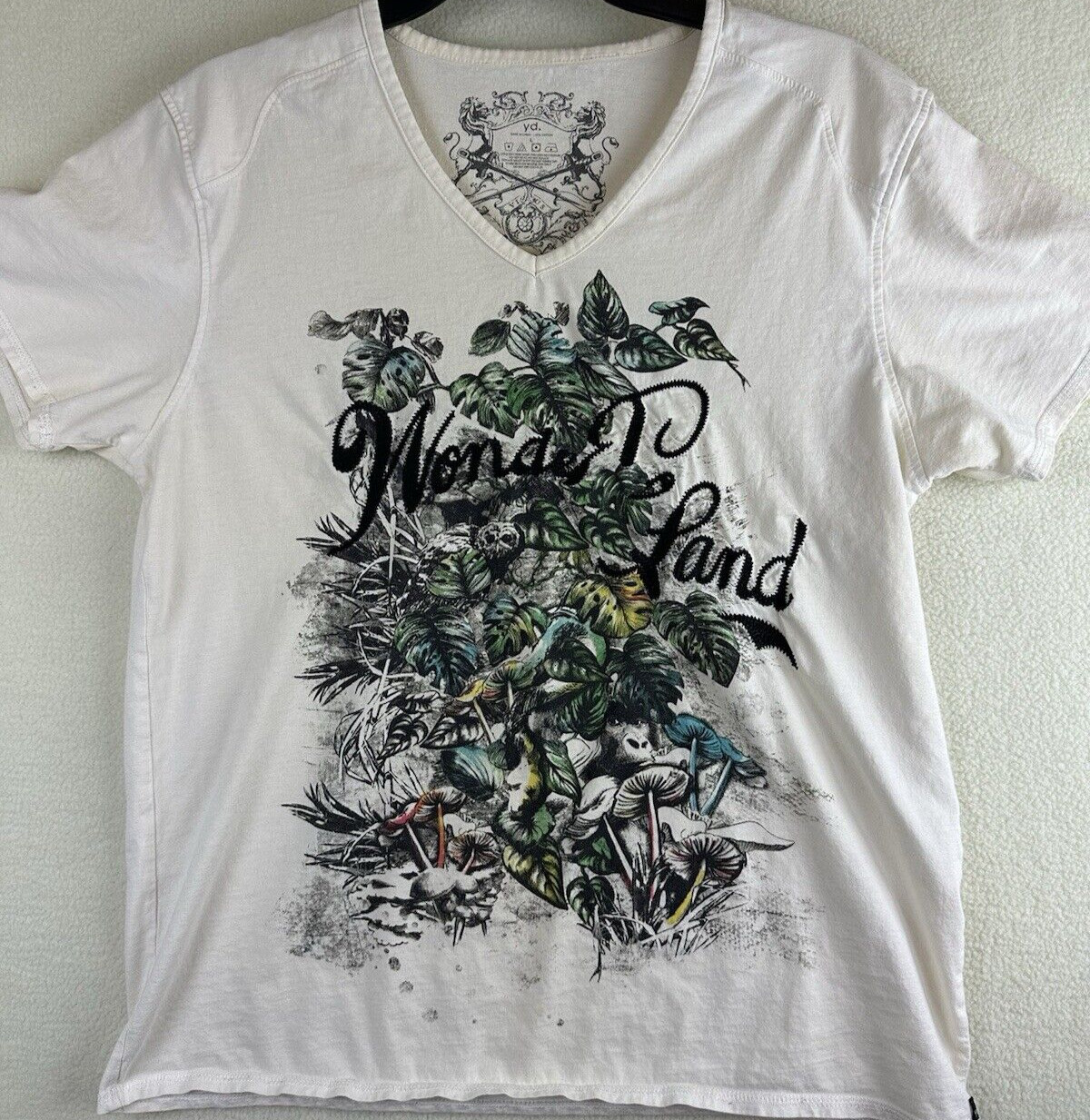 YD T-Shirt Unisex Size L White V-Neck Wonderland Allover Print Embroidered