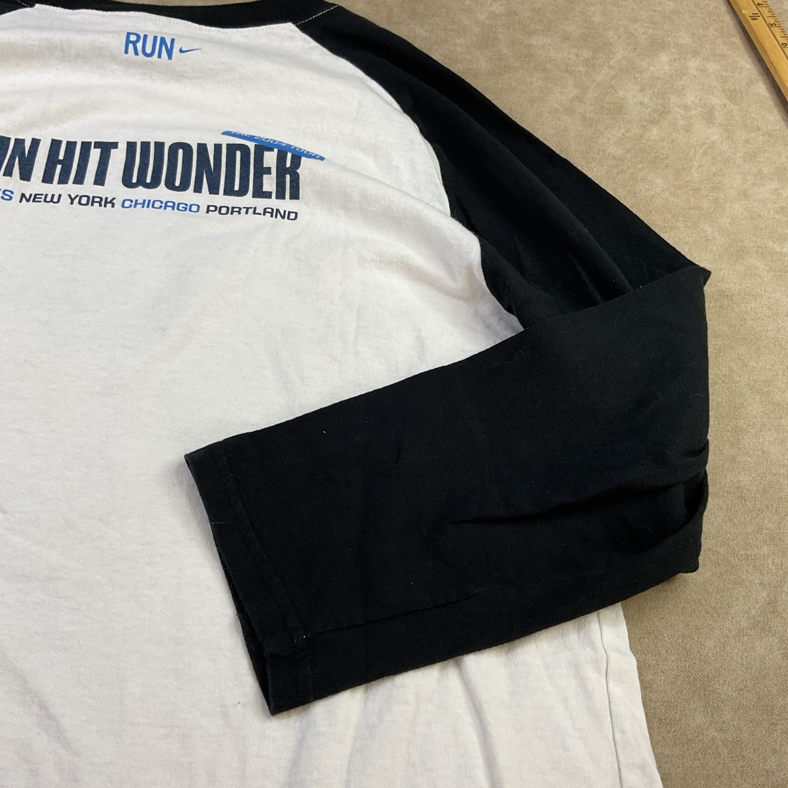 Vintage Nike Shirt Sz 2XL Run Hit Wonder The 2004 Tour Pullover Concert T-Shirt gallery